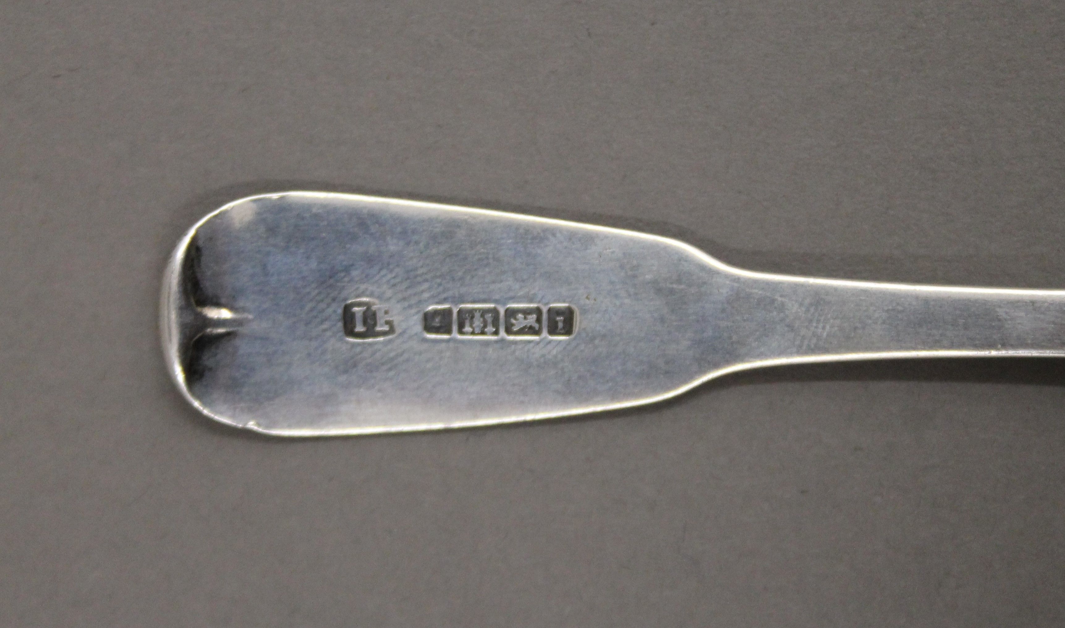 Four Fiddle Pattern silver teaspoons and a dessert spoon, hallmarked for Exeter. 110 cm grammes. - Image 6 of 6