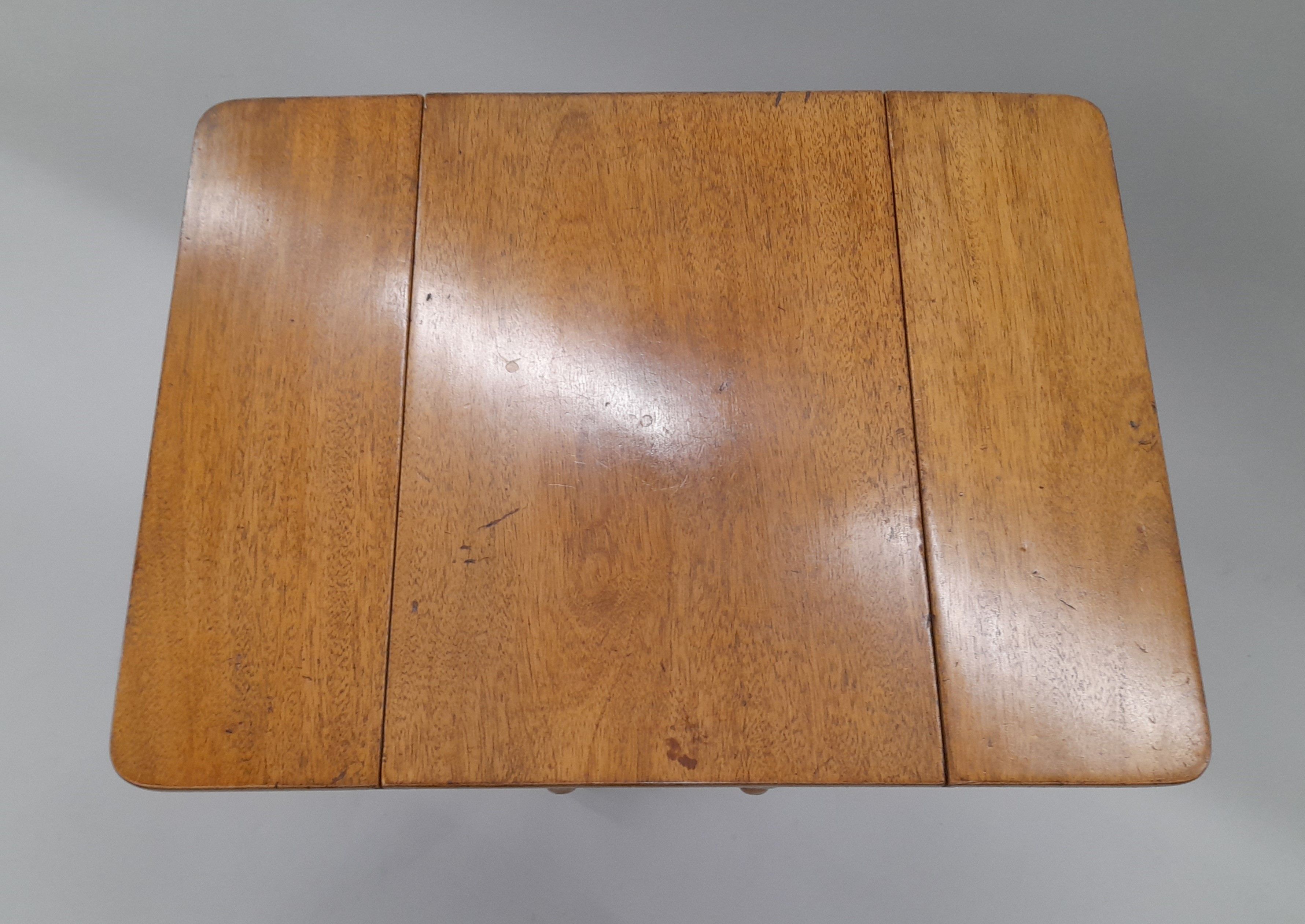 An early 19th century mahogany pedestal Pembroke work table. 33.5 cm wide flaps down. - Image 4 of 5
