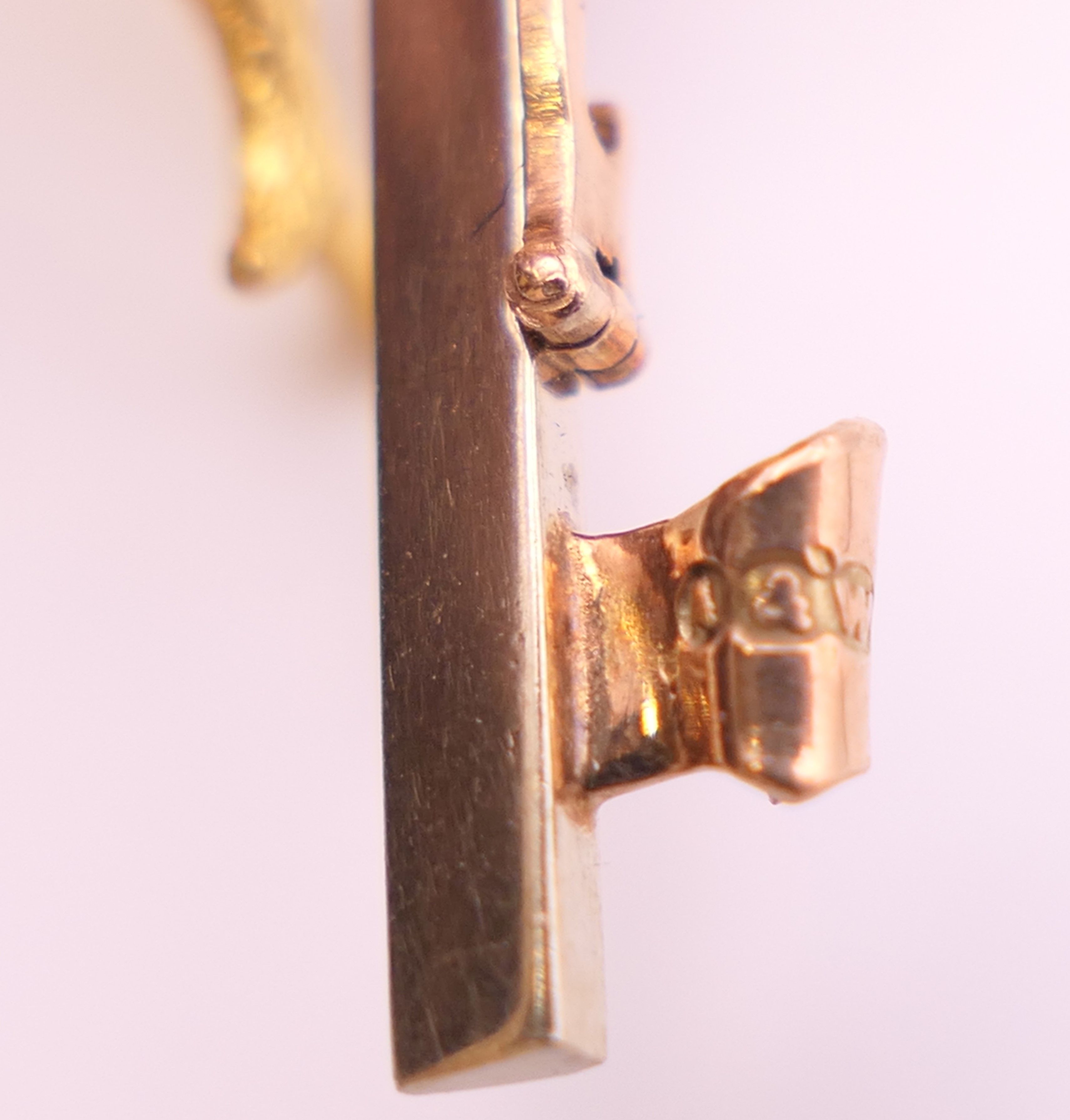 A 9 ct gold bar brooch, set with an unmarked 15 ct gold Alsatian. 5 cm long, dog 2.25 cm long. 7. - Image 7 of 9