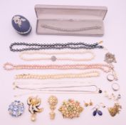 A quantity of various jewellery, to include brooches, necklaces, earrings and a Wedgwood egg, etc.