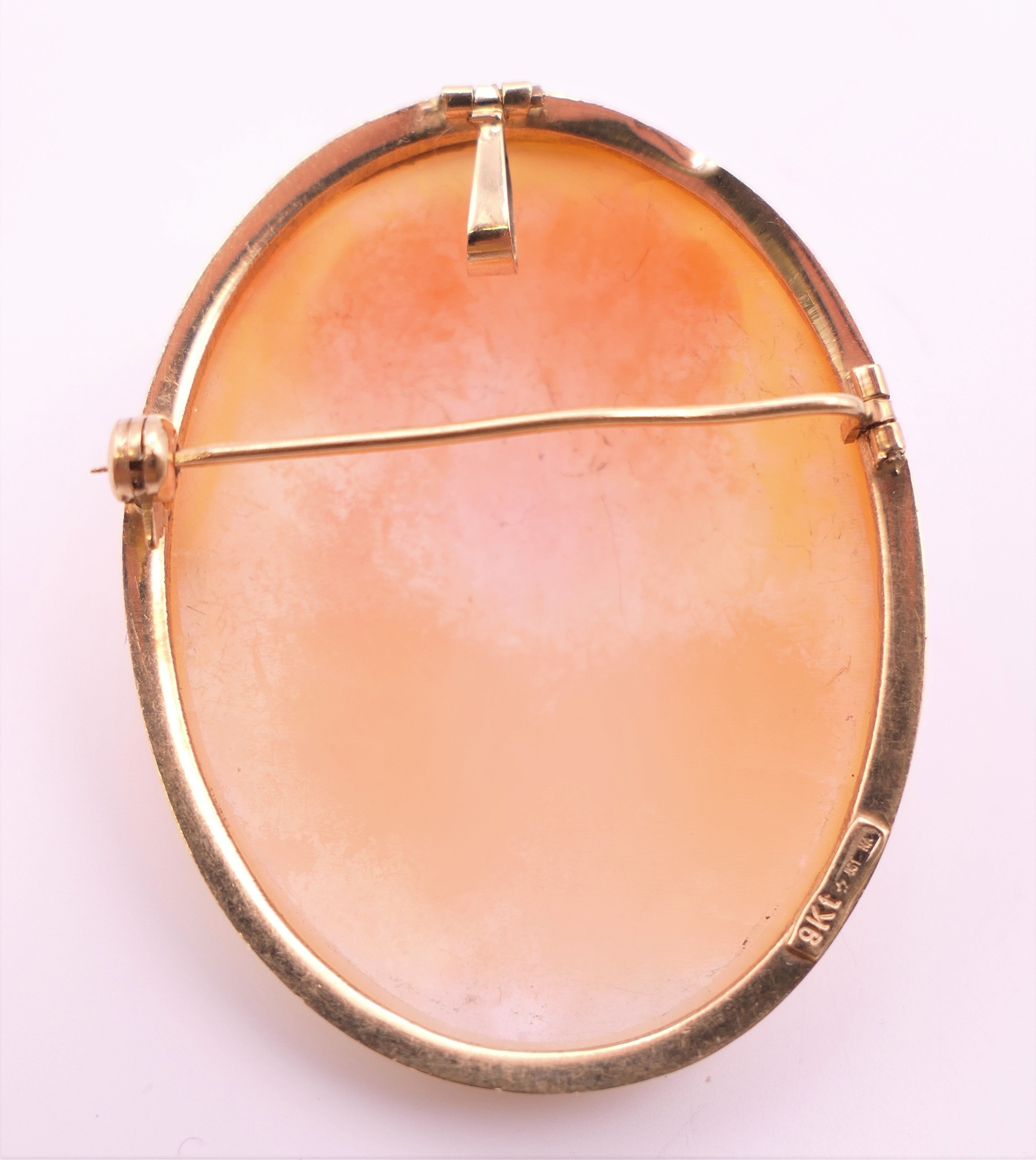 A vintage 9 ct gold cameo pendant/brooch. 4 cm high. - Image 2 of 5