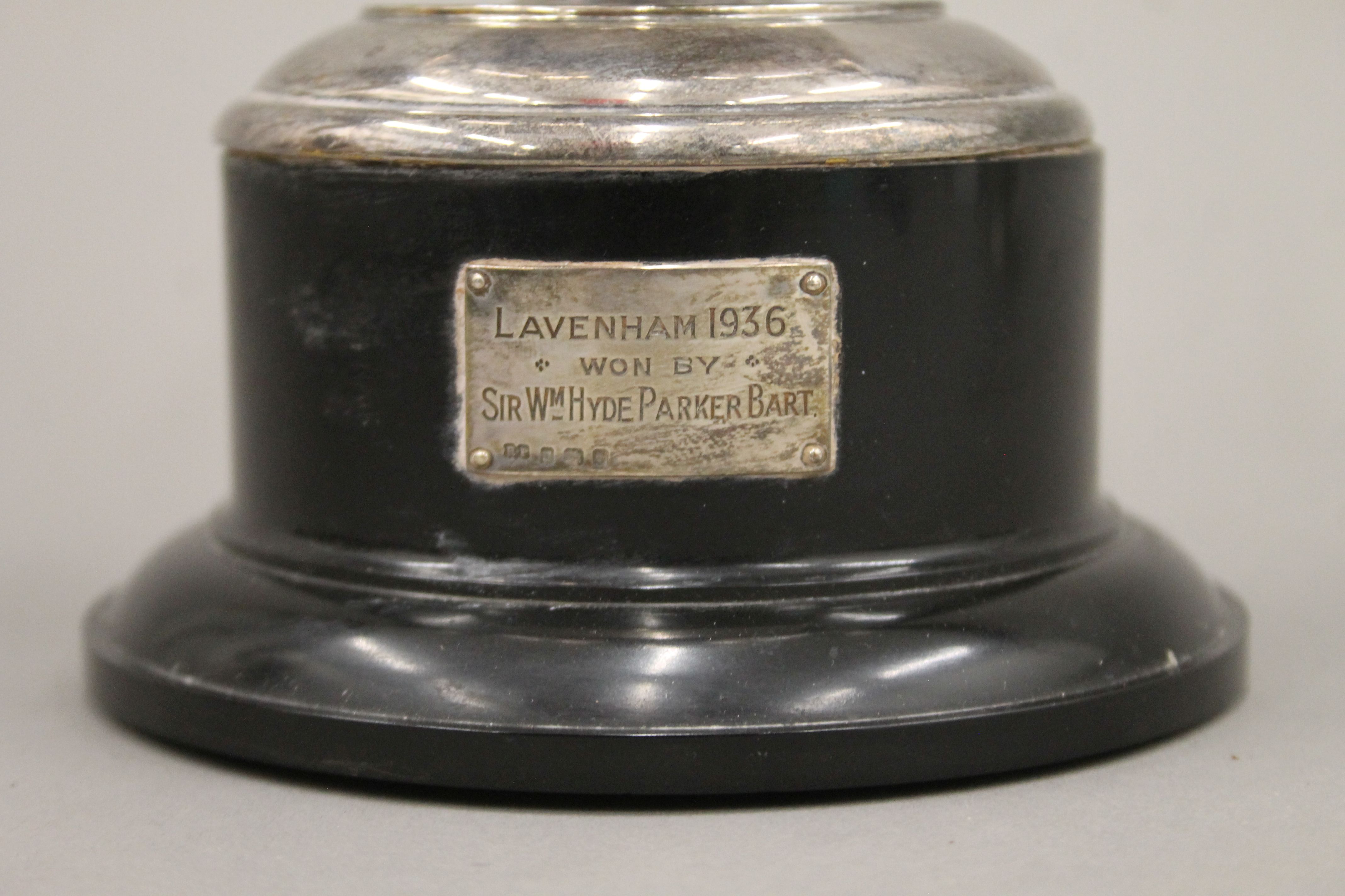 A silver twin handled trophy cup on stand. 25 cm high. 580.1 grammes total weight including base. - Image 4 of 6
