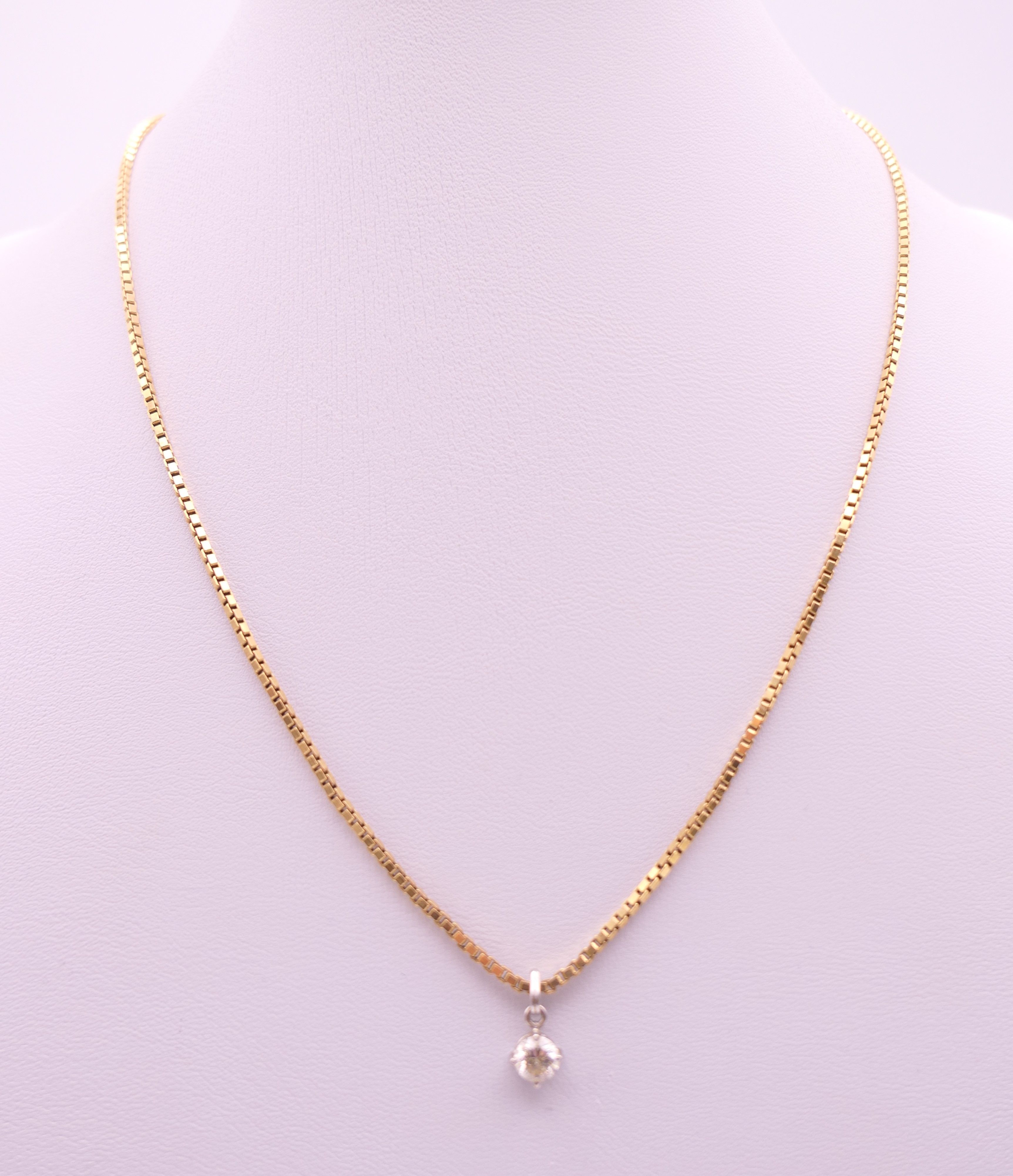 A diamond pendant on a 9 ct gold chain. Pendant 0.5 cm diameter, chain 40 cm long. 5. - Image 3 of 5