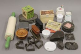 A quantity of various vintage kitchenalia.