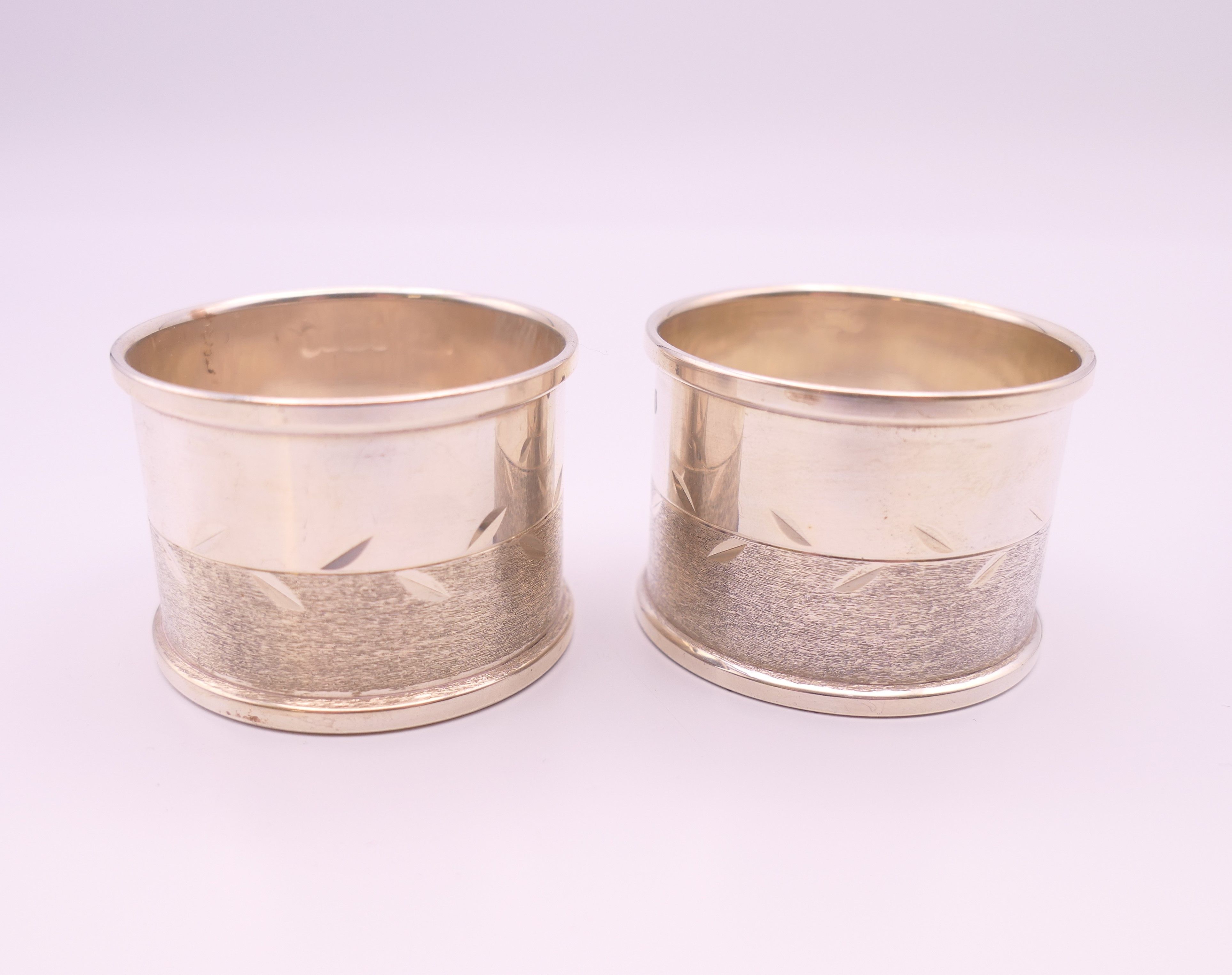 A pair of silver napkin rings. 3 cm high. 36.7 grammes.