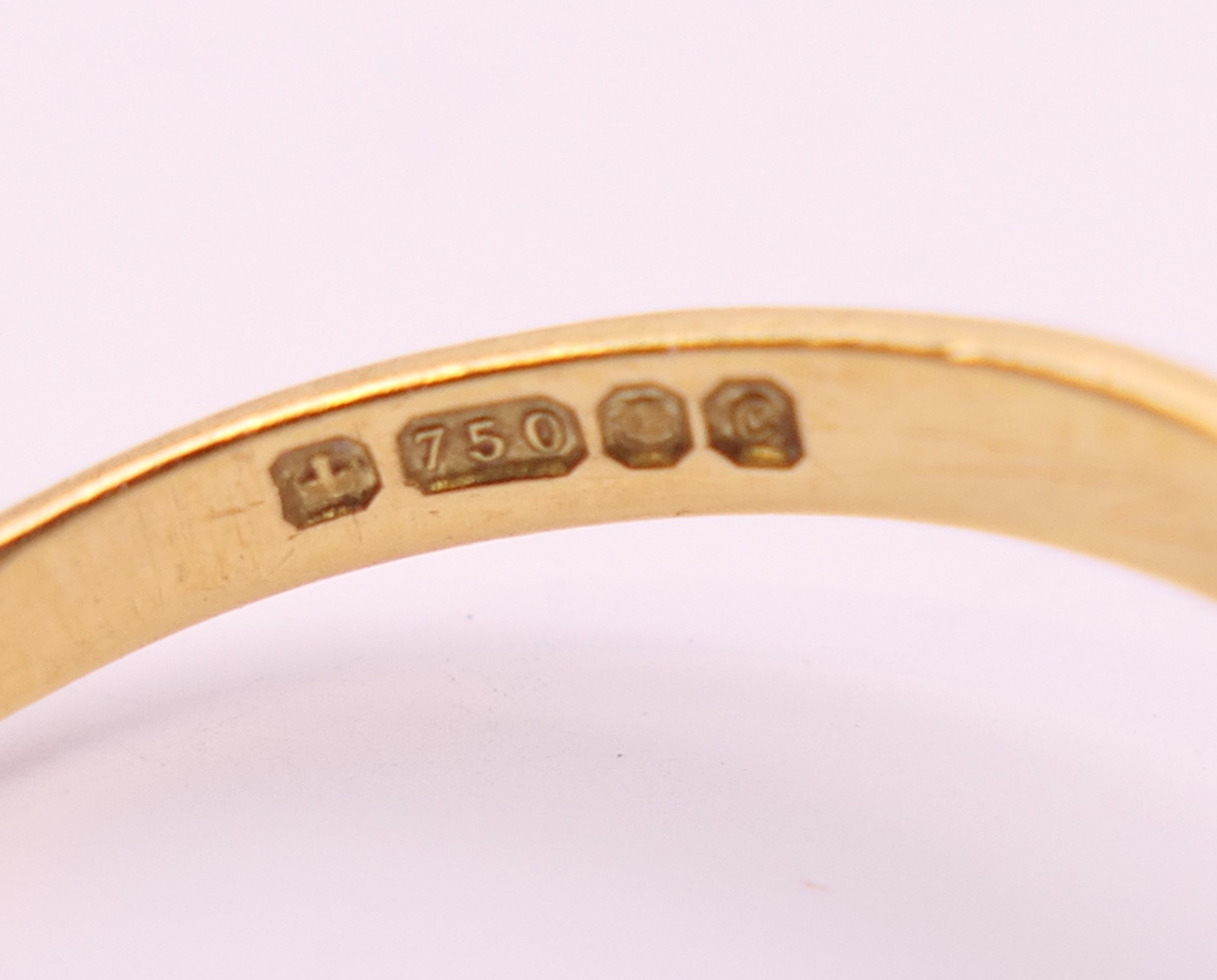 Three various 18 ct gold rings. 10 grammes total weight. - Image 4 of 11