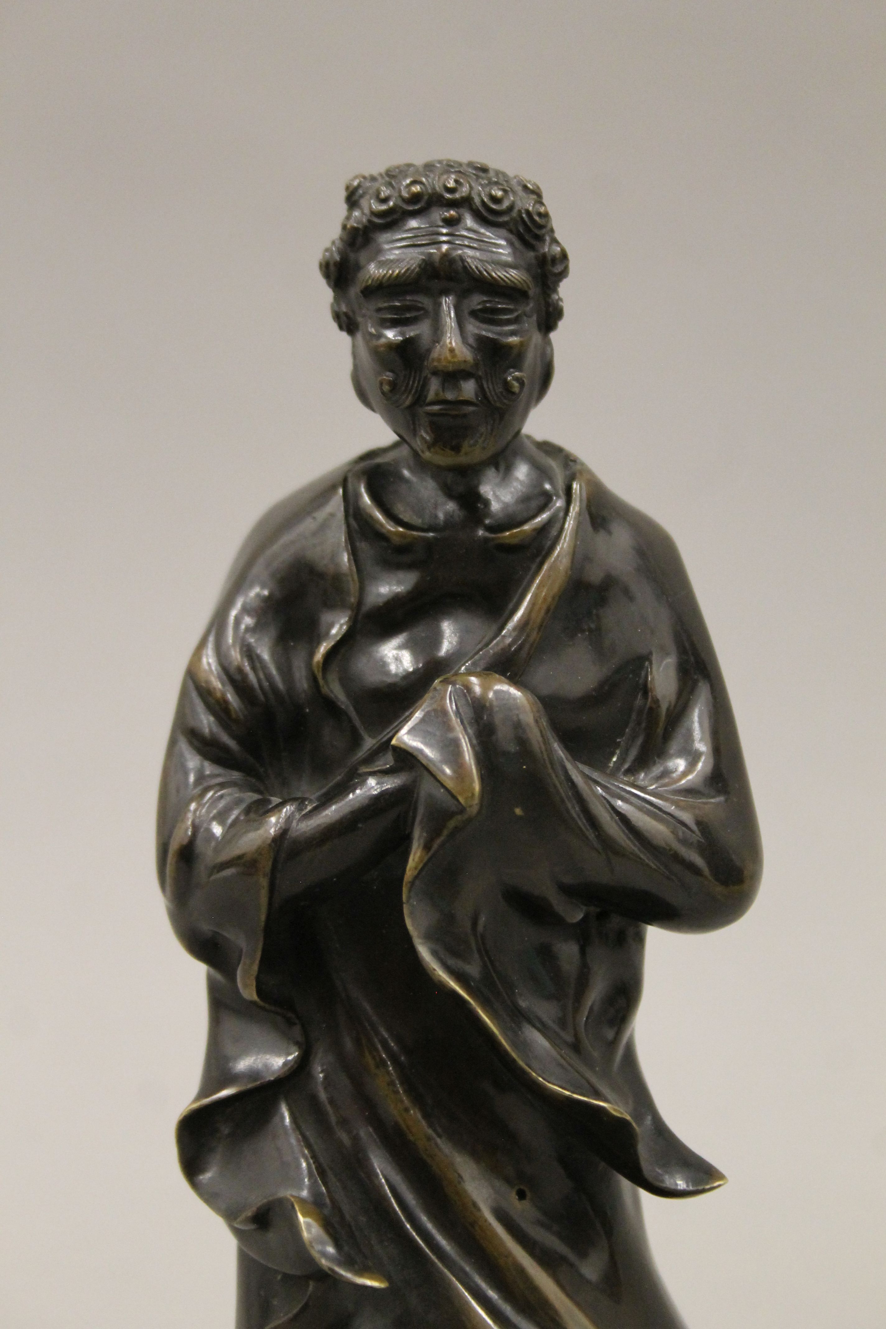 A Japanese Meiji period patinated bronze model of a deity. 22 cm high. - Image 2 of 5