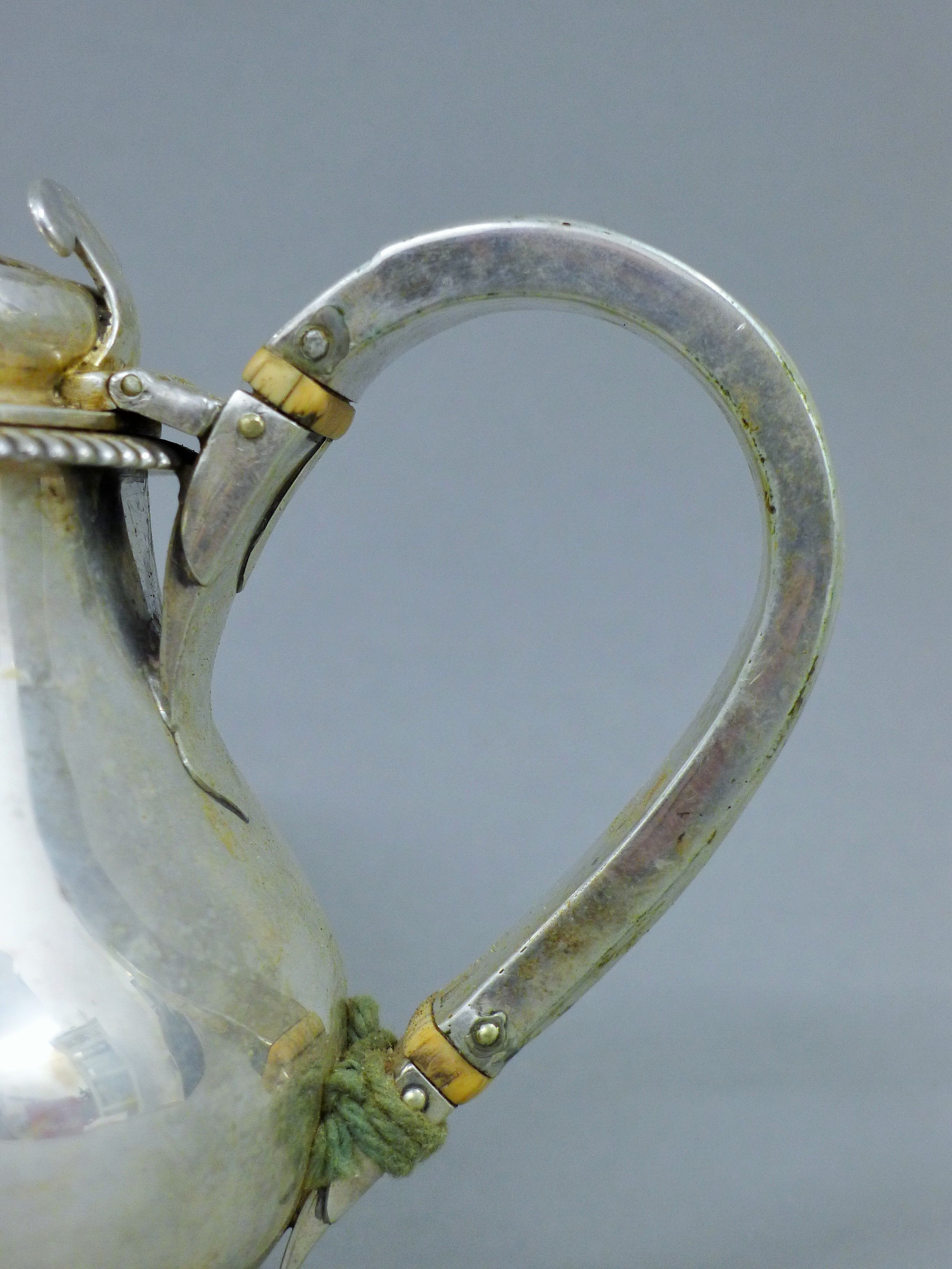 A pair of Georgian silver teapots. 13 cm high. 37.2 troy ounces. - Image 4 of 5