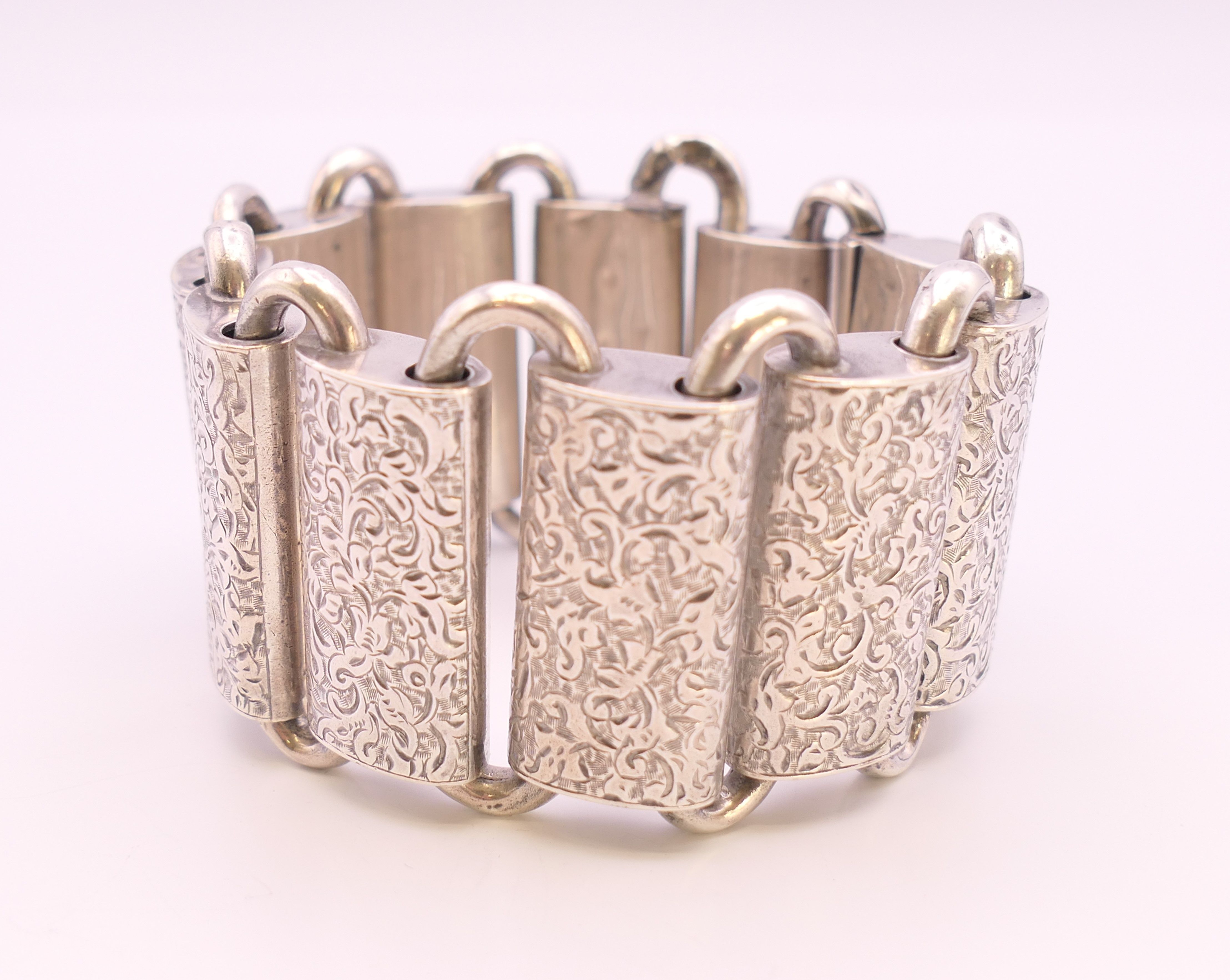 A large Victorian silver bracelet. 18.5 cm long. 72.9 grammes. - Image 4 of 4