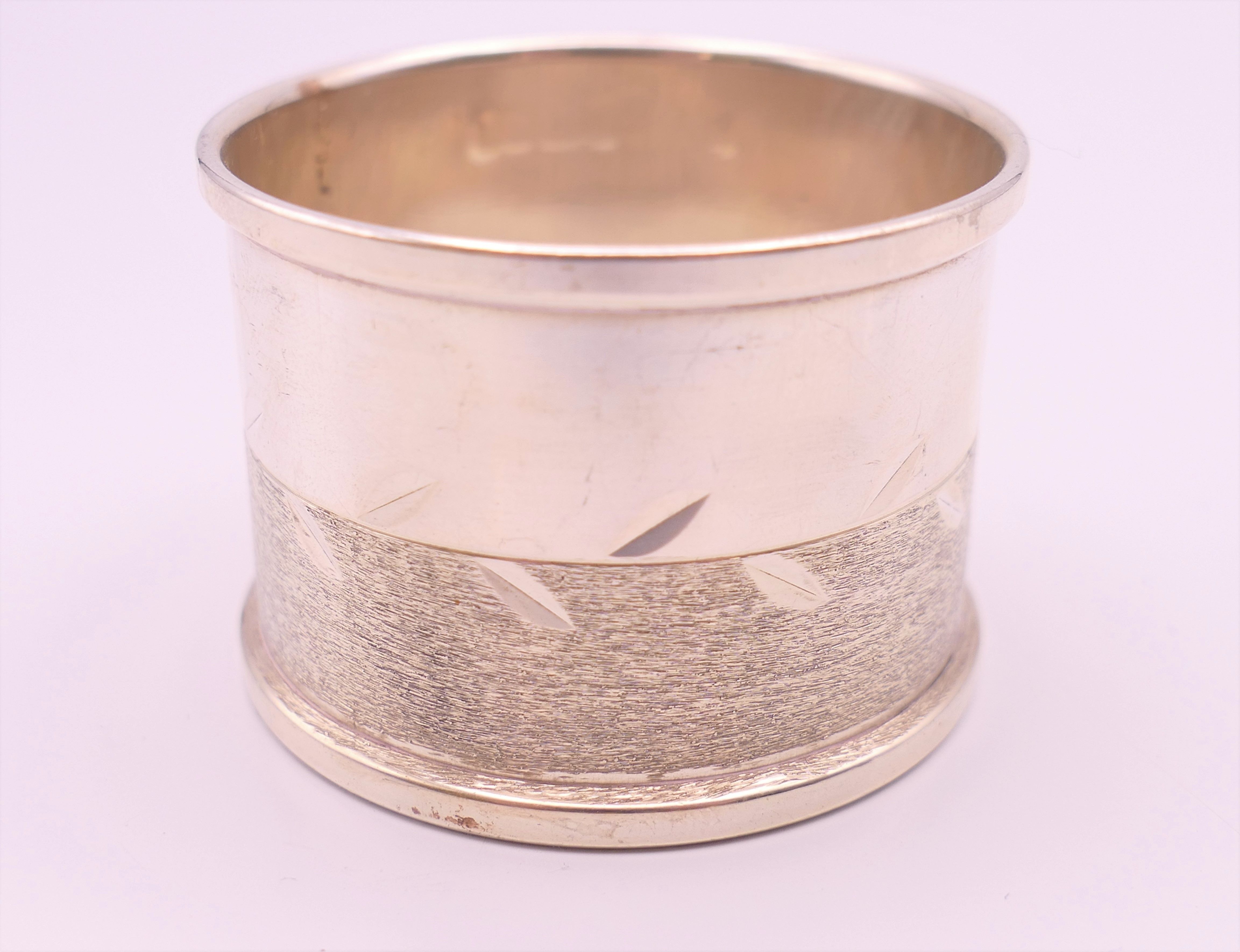 A pair of silver napkin rings. 3 cm high. 36.7 grammes. - Image 2 of 5