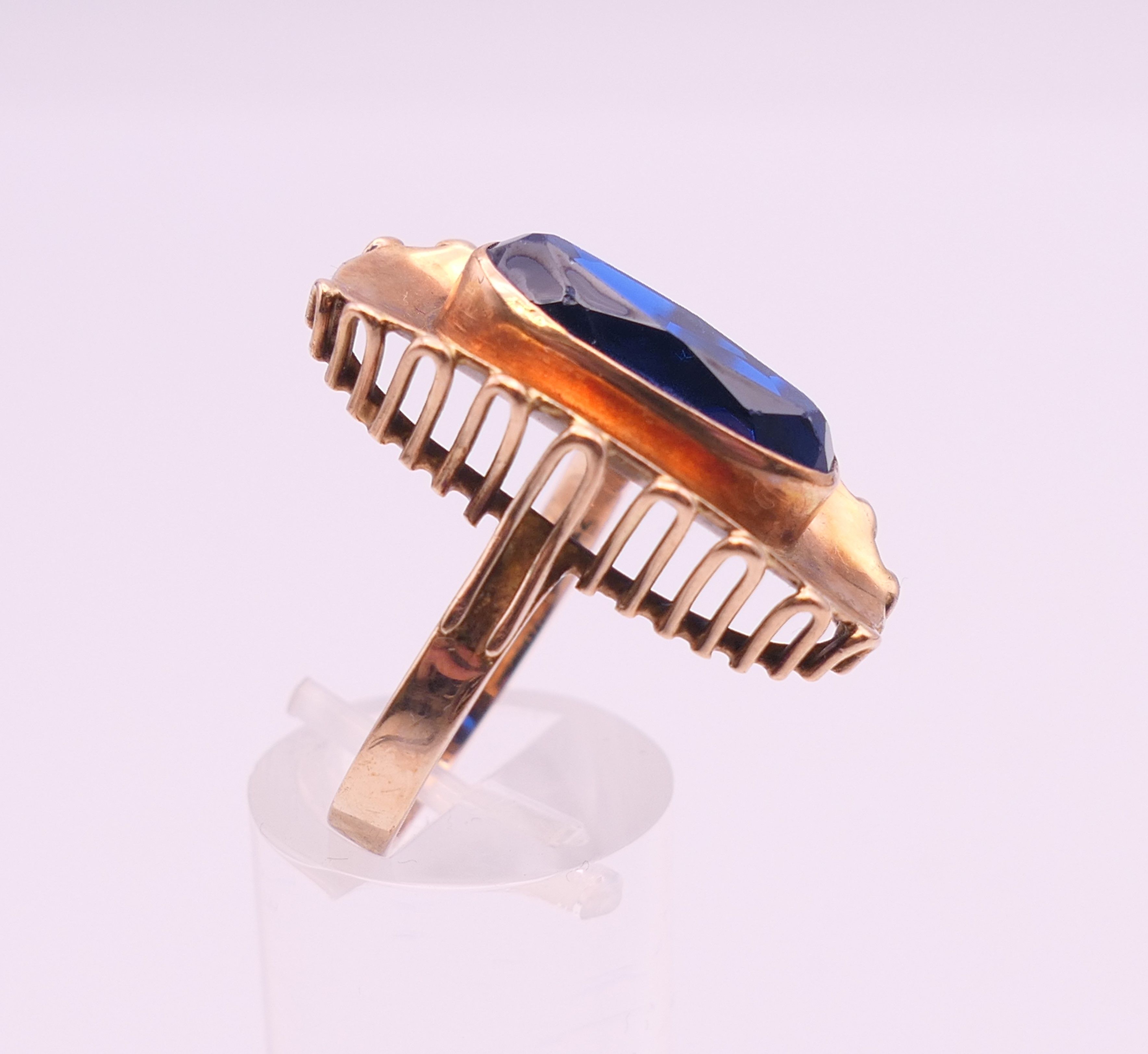 A 8 K gold blue stone ring. Ring size T. 6.8 grammes total weight. - Image 3 of 5