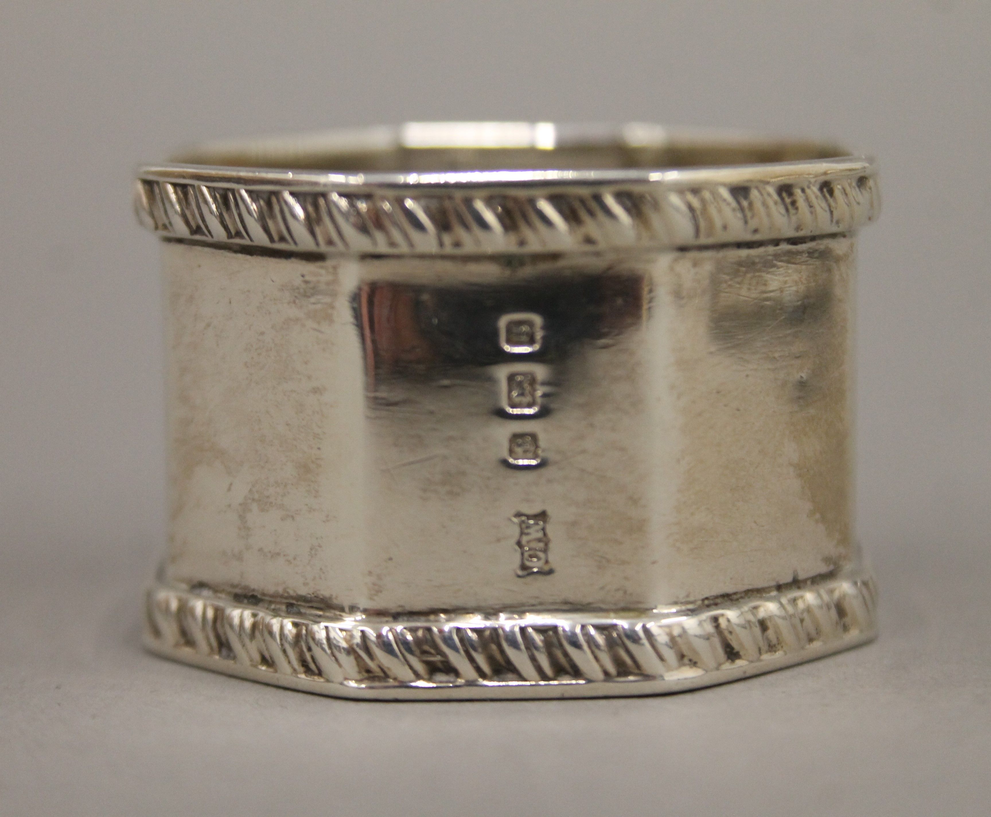 A silver compact, a silver salt and a silver napkin ring. 156.4 grammes. - Image 8 of 11