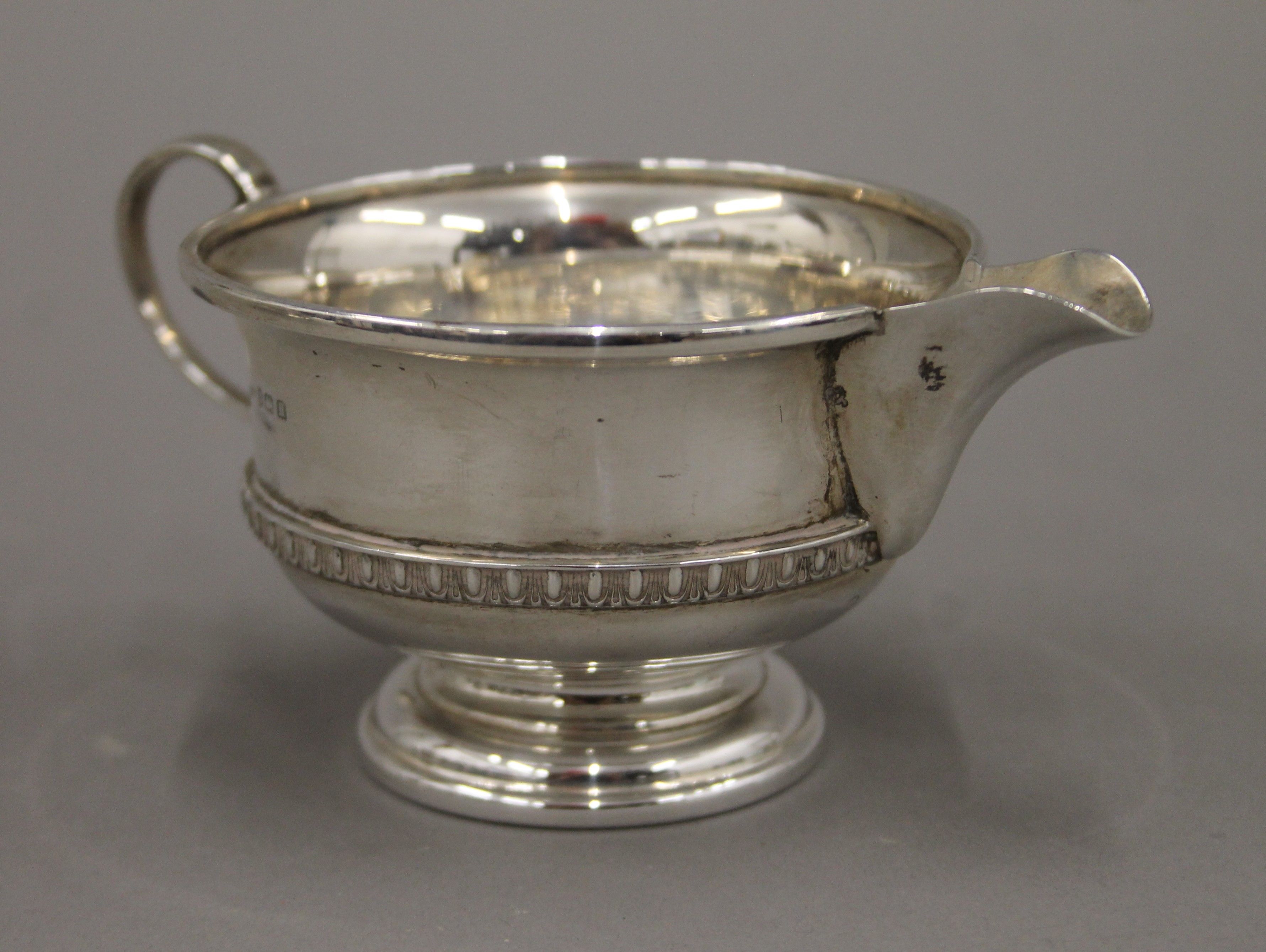 A silver three piece tea set. The teapot 24 cm long. 625.4 grammes total weight. - Image 5 of 6