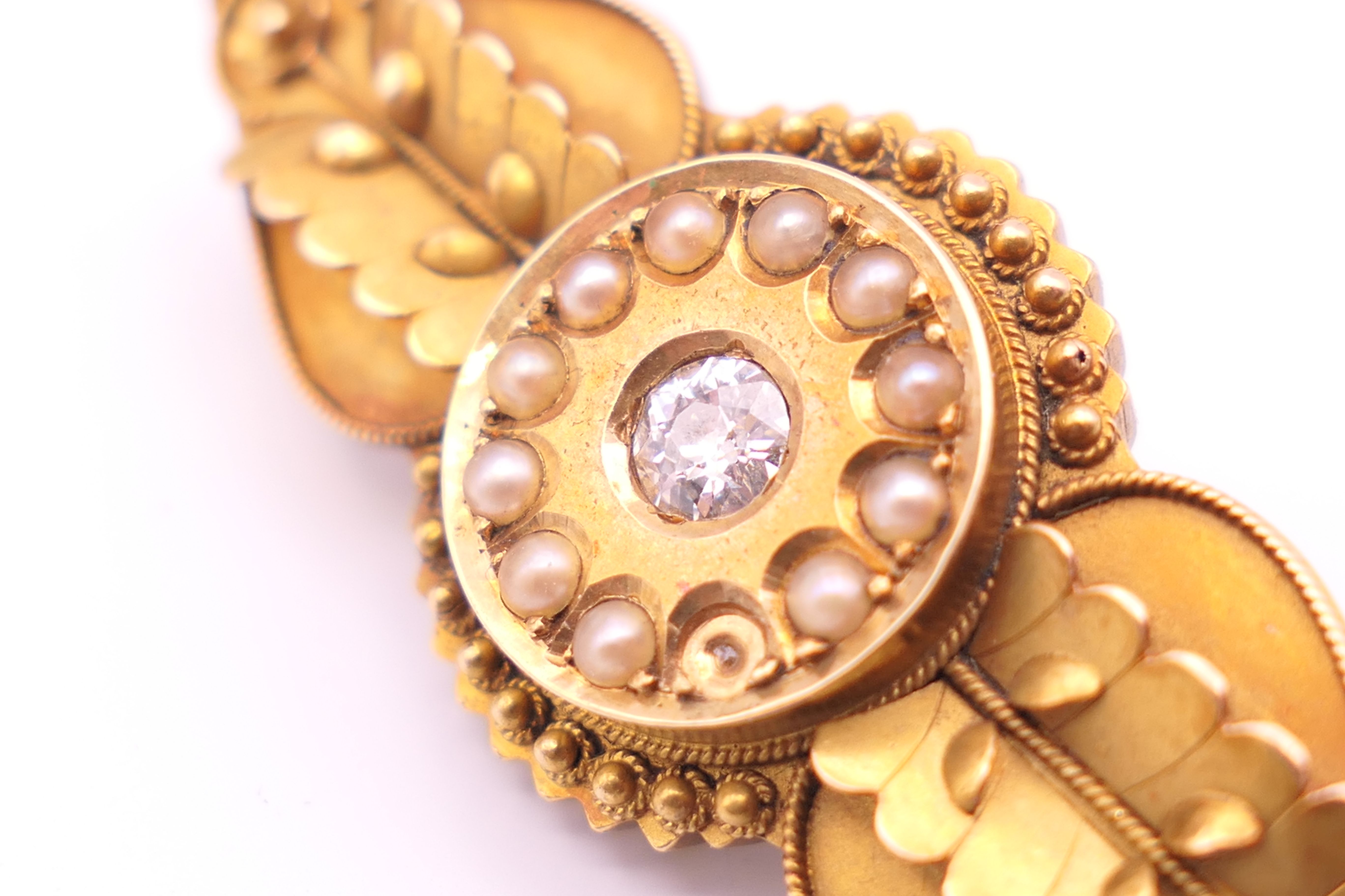 A Victorian unmarked gold diamond and seed pearl brooch. 4.5 cm long. 6.4 grammes total weight. - Image 3 of 5