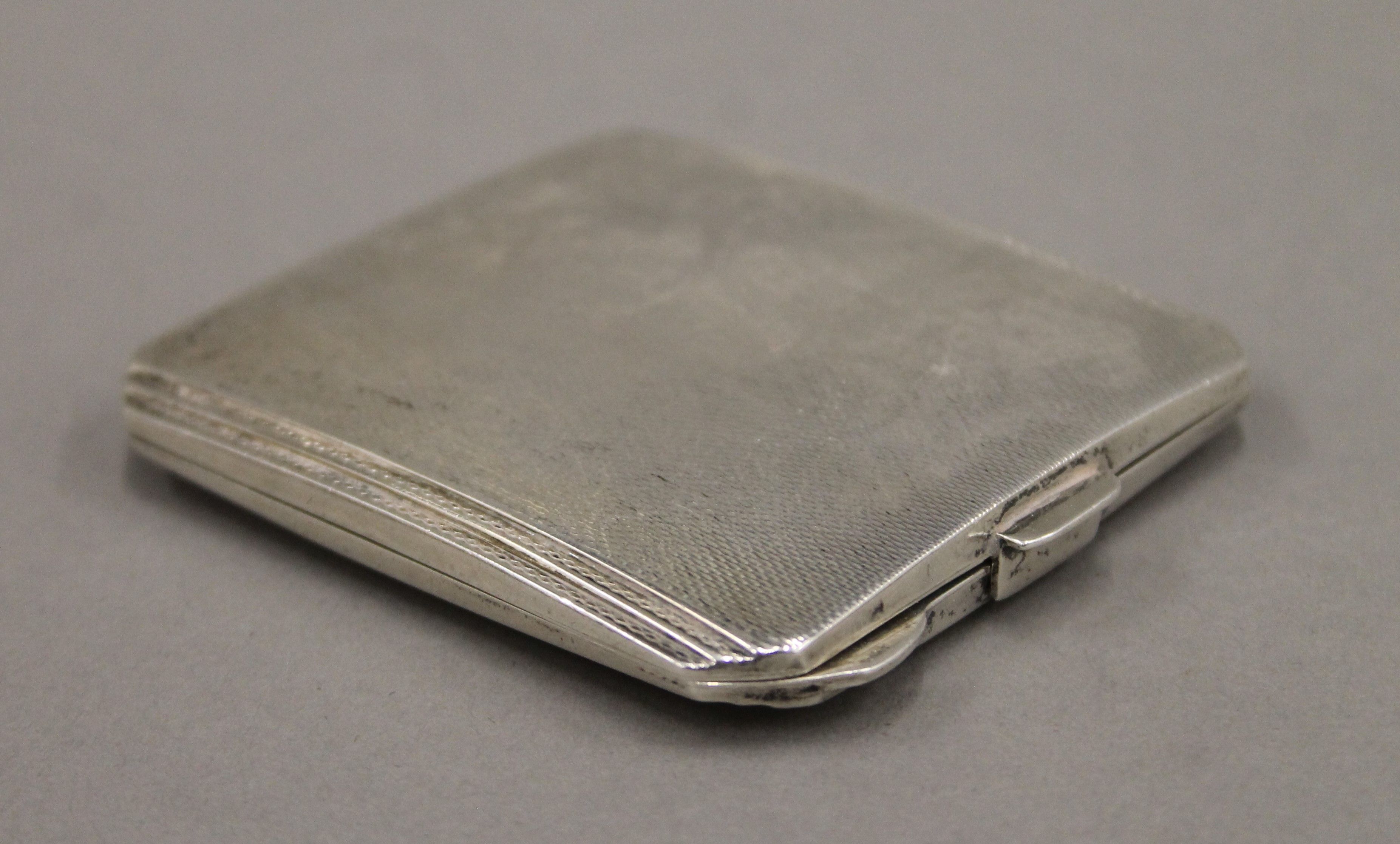 A silver compact, a silver salt and a silver napkin ring. 156.4 grammes. - Image 9 of 11