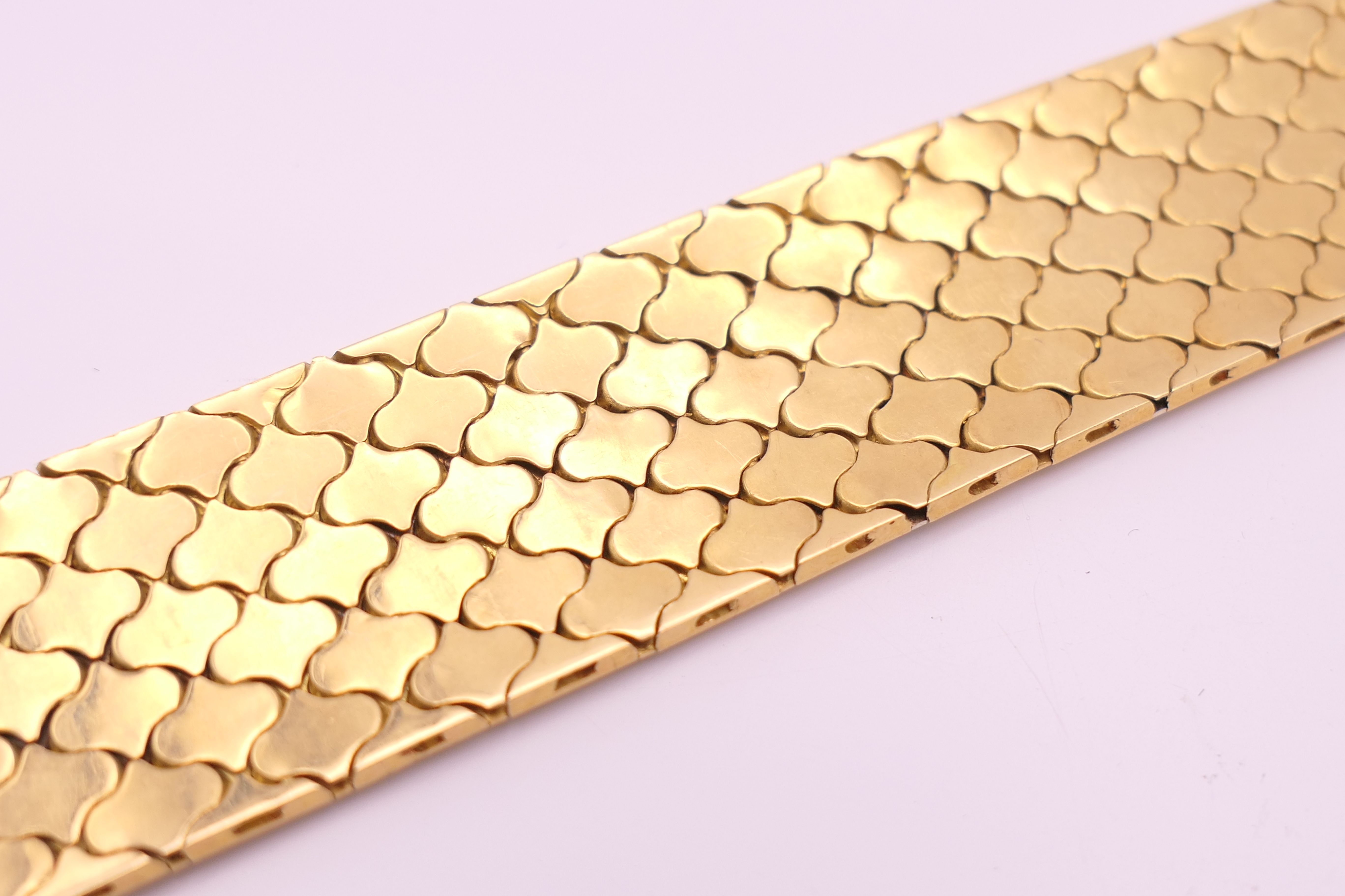 An 18 ct gold bracelet. 19 cm long. 49.9 grammes. - Image 4 of 9