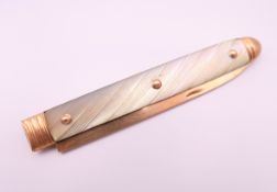 An unmarked gold bladed mother-of-pearl fruit knife. 8.5 cm long closed. 24.2 grammes total weight.