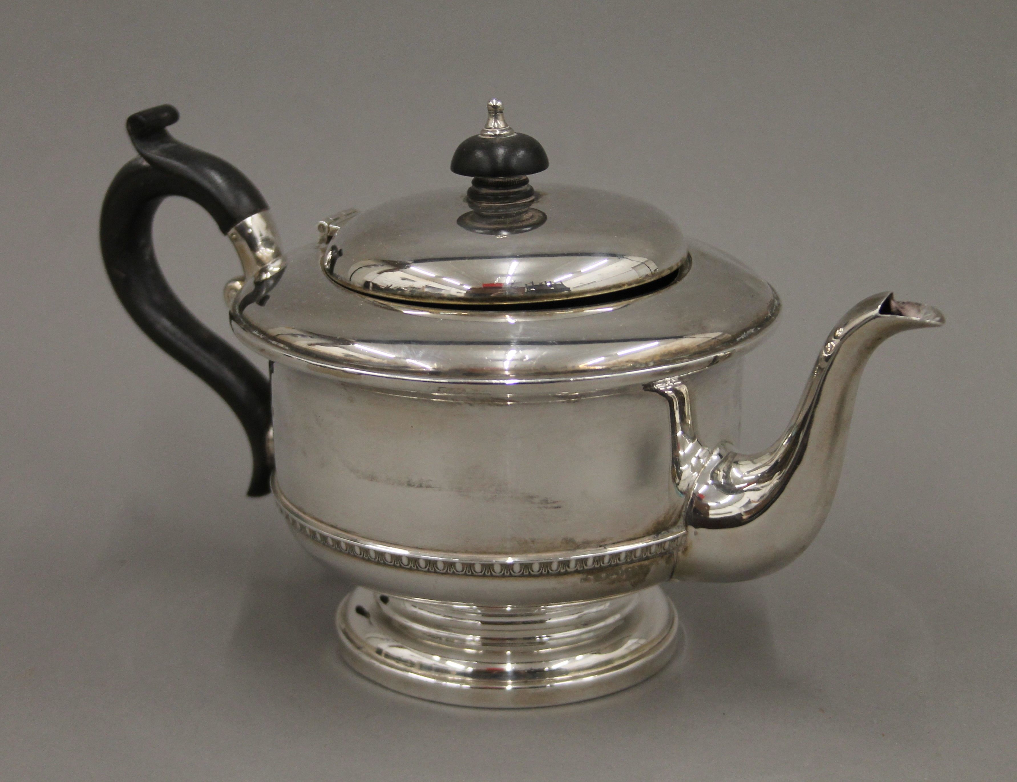 A silver three piece tea set. The teapot 24 cm long. 625.4 grammes total weight. - Image 2 of 6