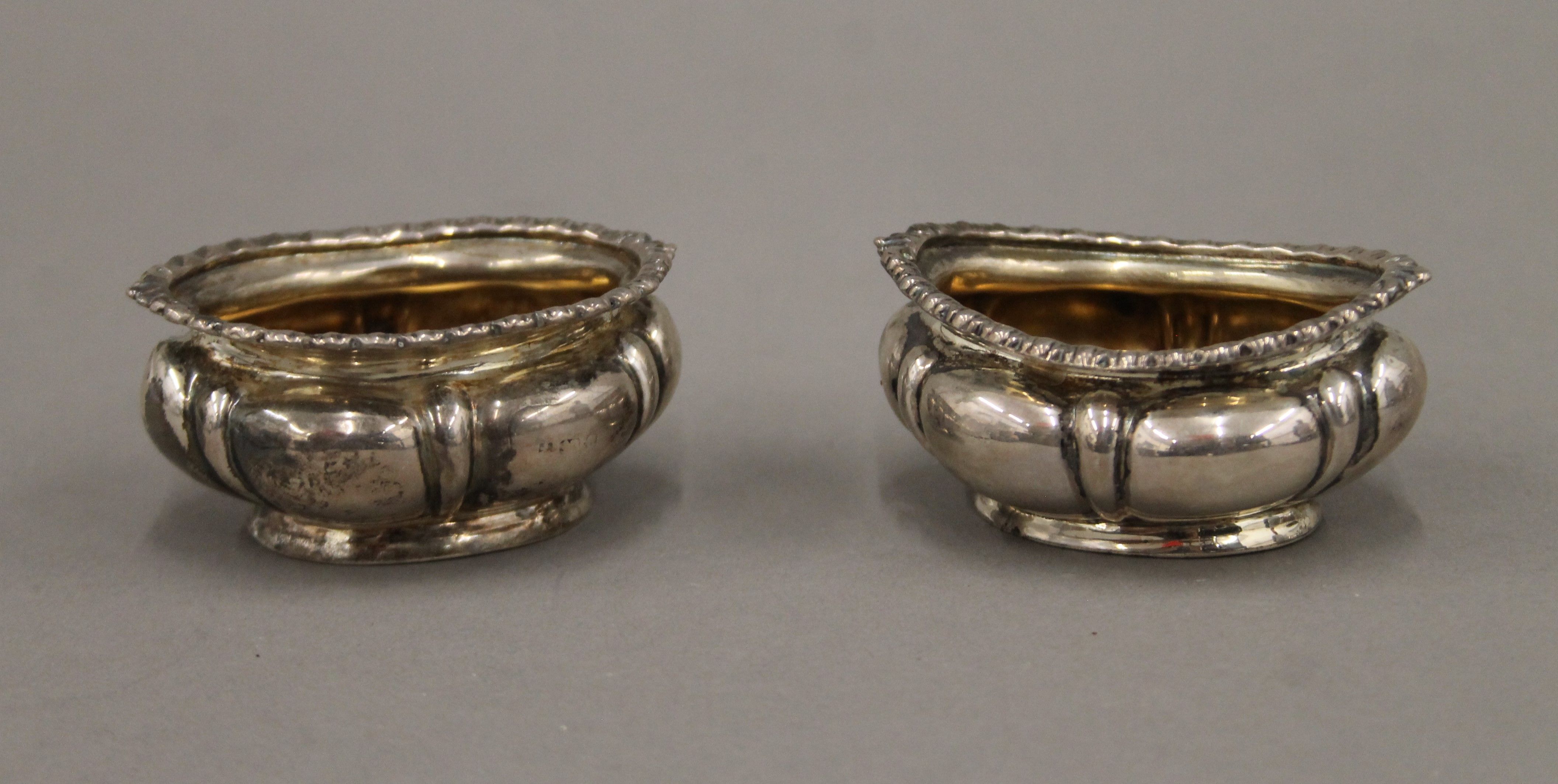 A silver cream jug, napkin rings and two salts. The former 12.5 cm long. 198.9 grammes. - Image 3 of 5