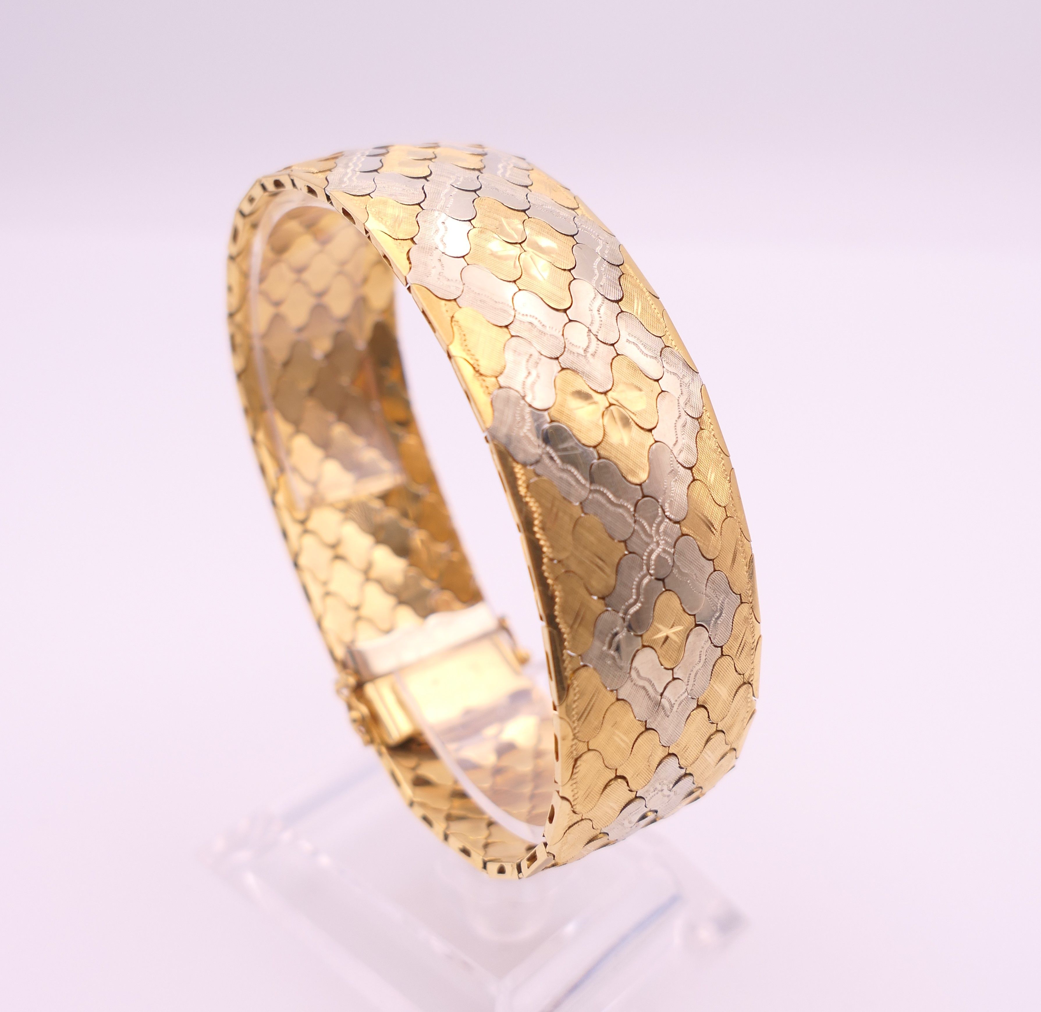 An 18 ct gold bracelet. 19 cm long. 49.9 grammes.
