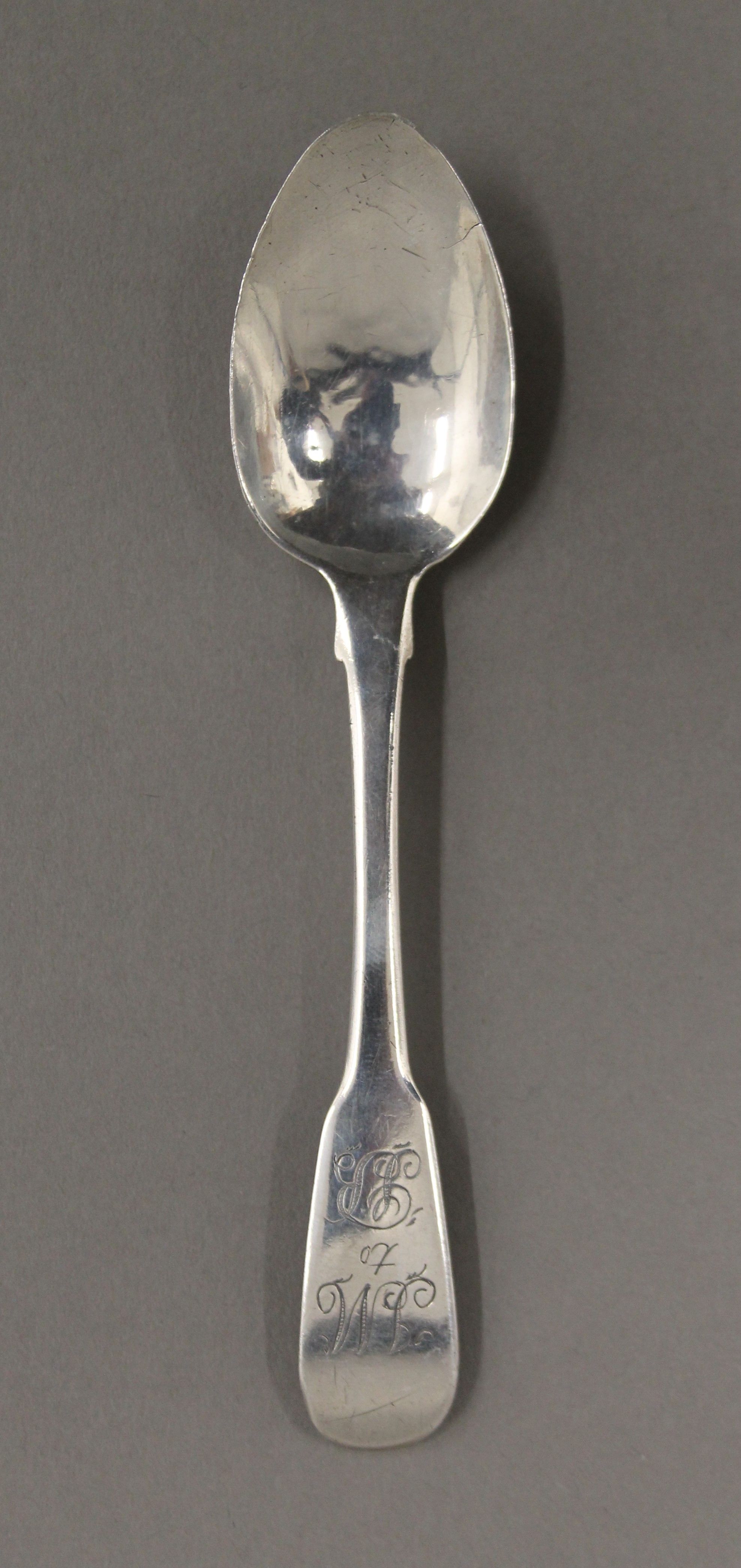 Four Fiddle Pattern silver teaspoons and a dessert spoon, hallmarked for Exeter. 110 cm grammes. - Image 3 of 6