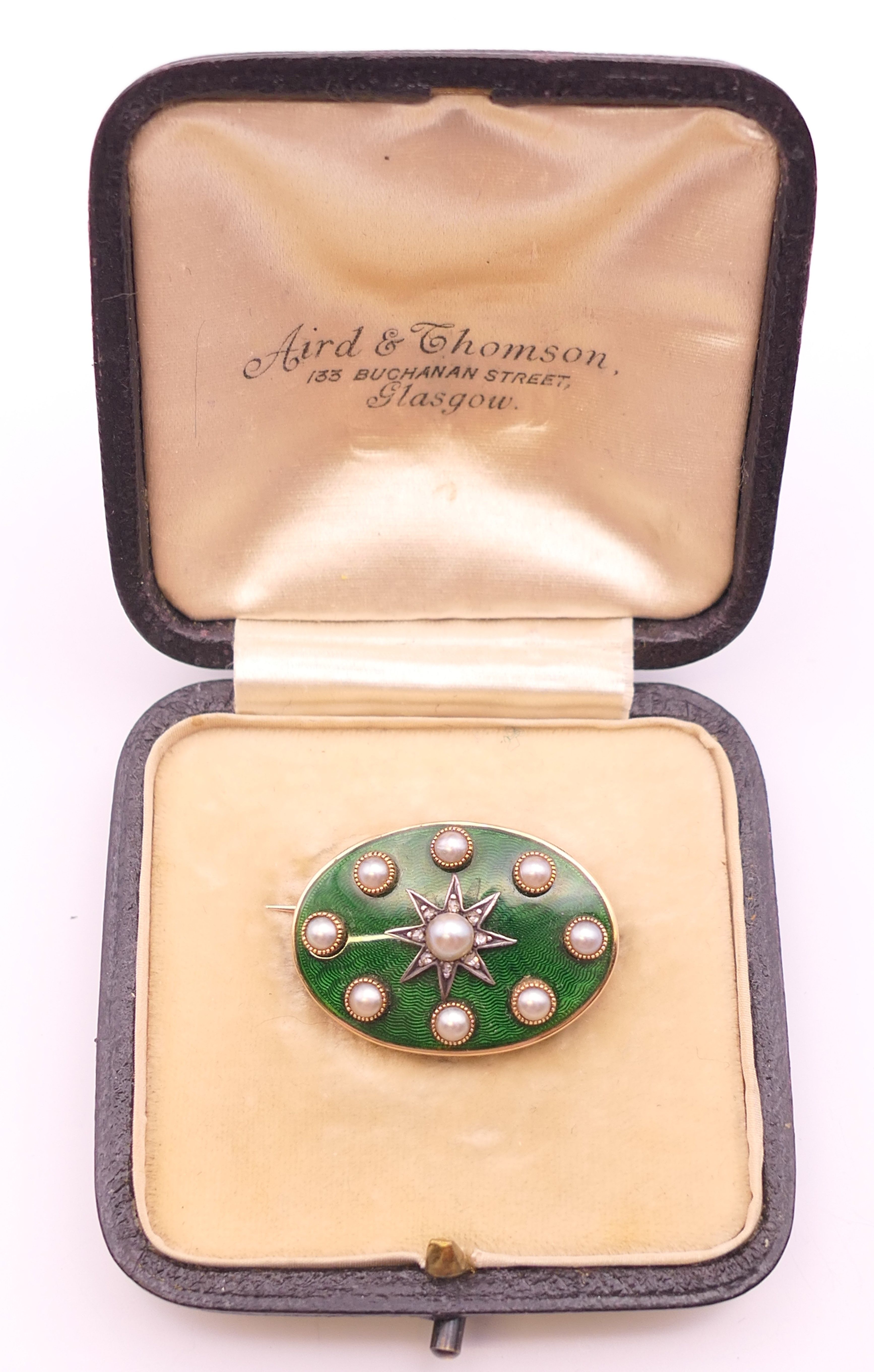 A gold, pearl and green enamel brooch, cased. 2.5 cm x 1.75 cm. 7.9 grammes total weight. - Image 6 of 10