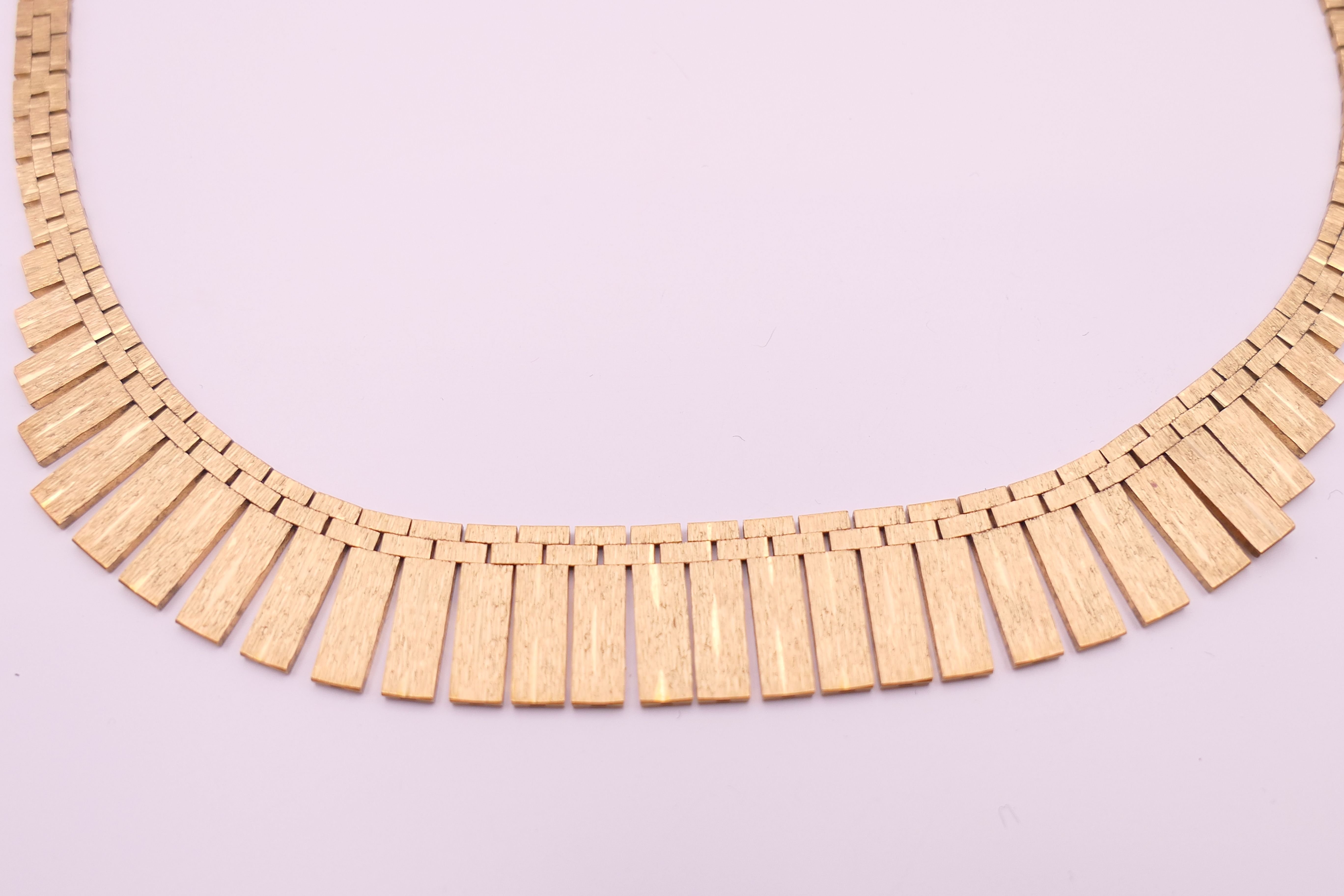 A 9 ct gold necklace. 42 cm long. 33.6 grammes. - Image 3 of 8