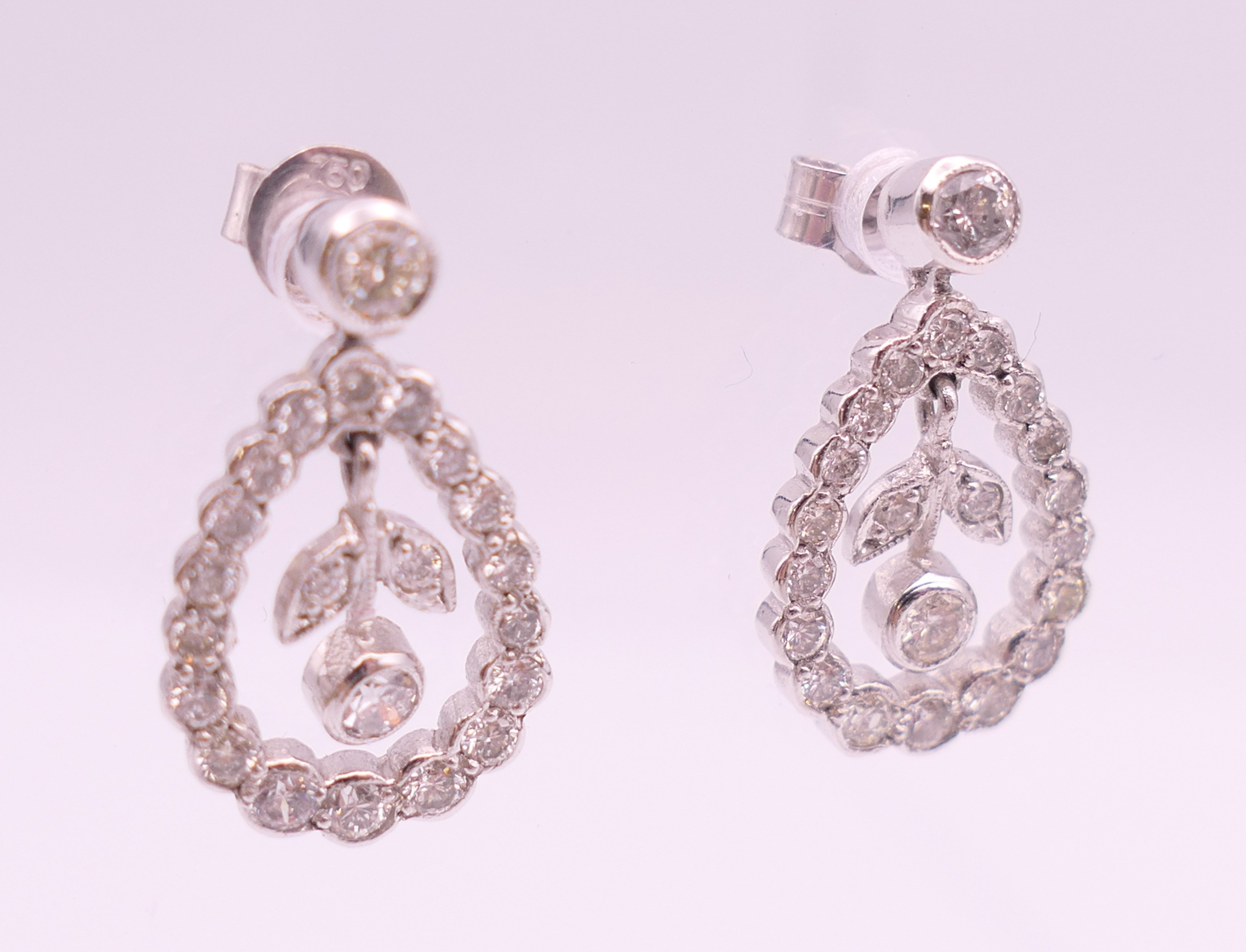 A pair of 18 ct white gold ''floral'' hoop drop earrings. 2 cm high. - Image 3 of 7