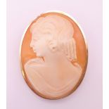 A vintage 9 ct gold cameo pendant/brooch. 4 cm high.