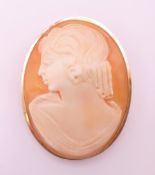 A vintage 9 ct gold cameo pendant/brooch. 4 cm high.