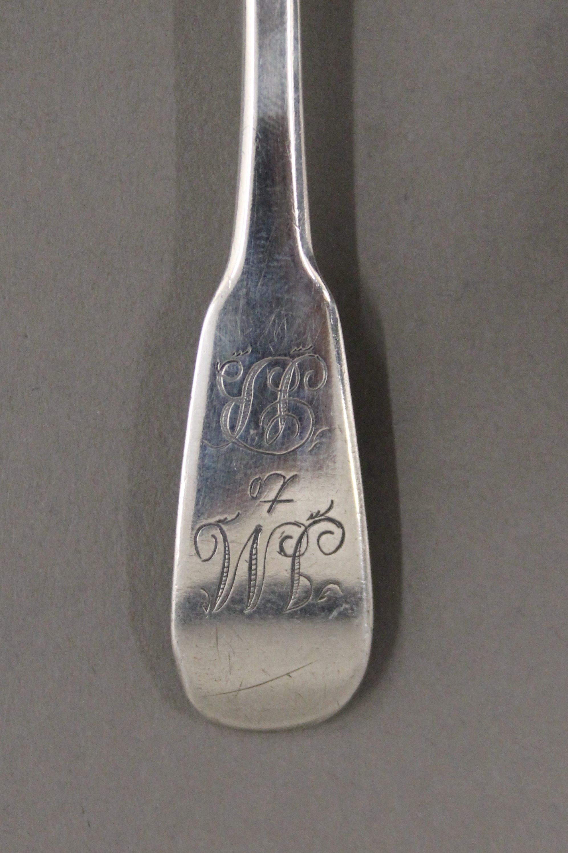Four Fiddle Pattern silver teaspoons and a dessert spoon, hallmarked for Exeter. 110 cm grammes. - Image 4 of 6