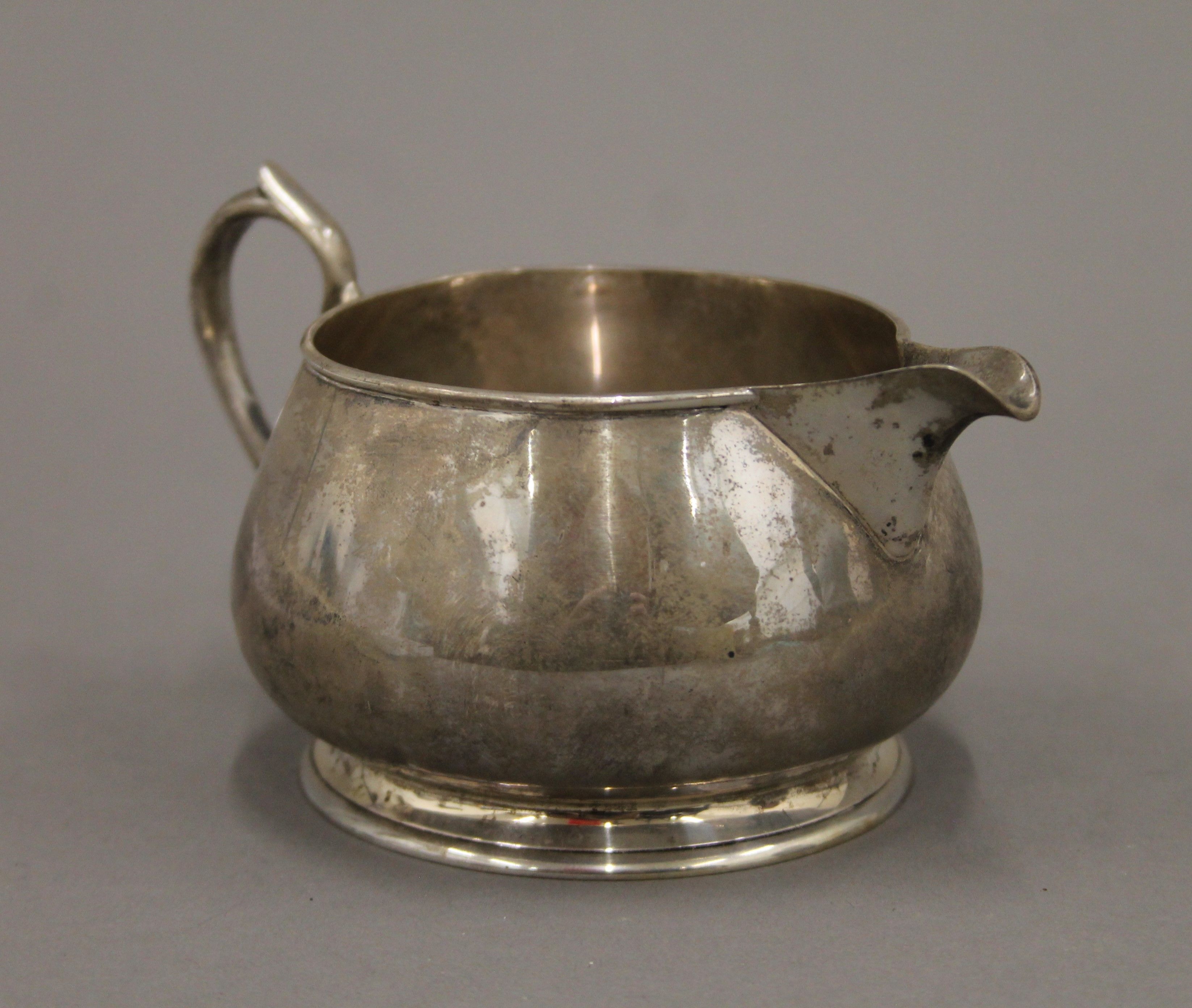 A silver cream jug, napkin rings and two salts. The former 12.5 cm long. 198.9 grammes. - Image 4 of 5
