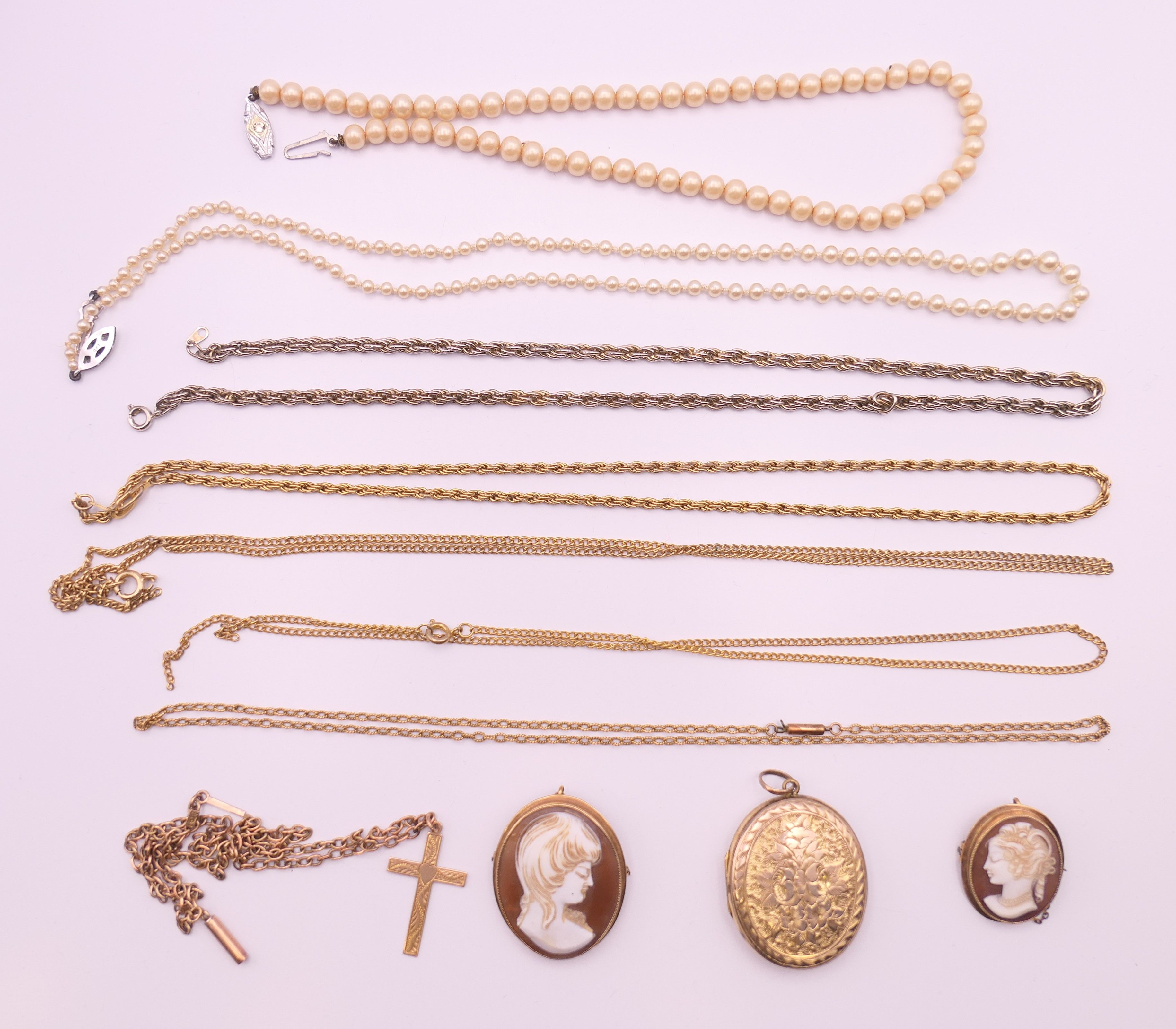 A quantity of miscellaneous jewellery, including cameo brooches,