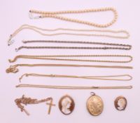 A quantity of miscellaneous jewellery, including cameo brooches,