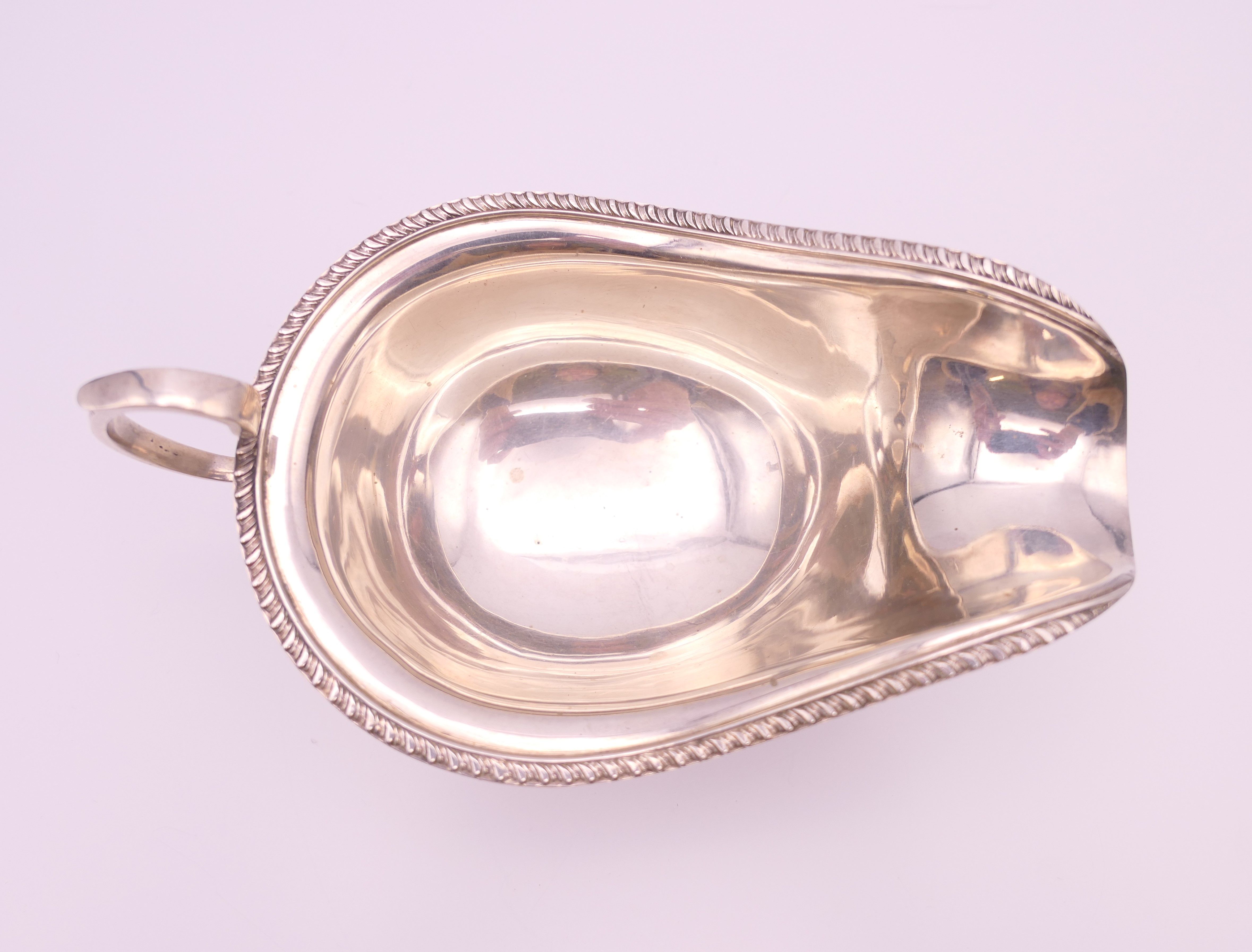 A silver sauceboat. 6.5 cm high x 15 cm long. 103.8 grammes. - Image 3 of 5