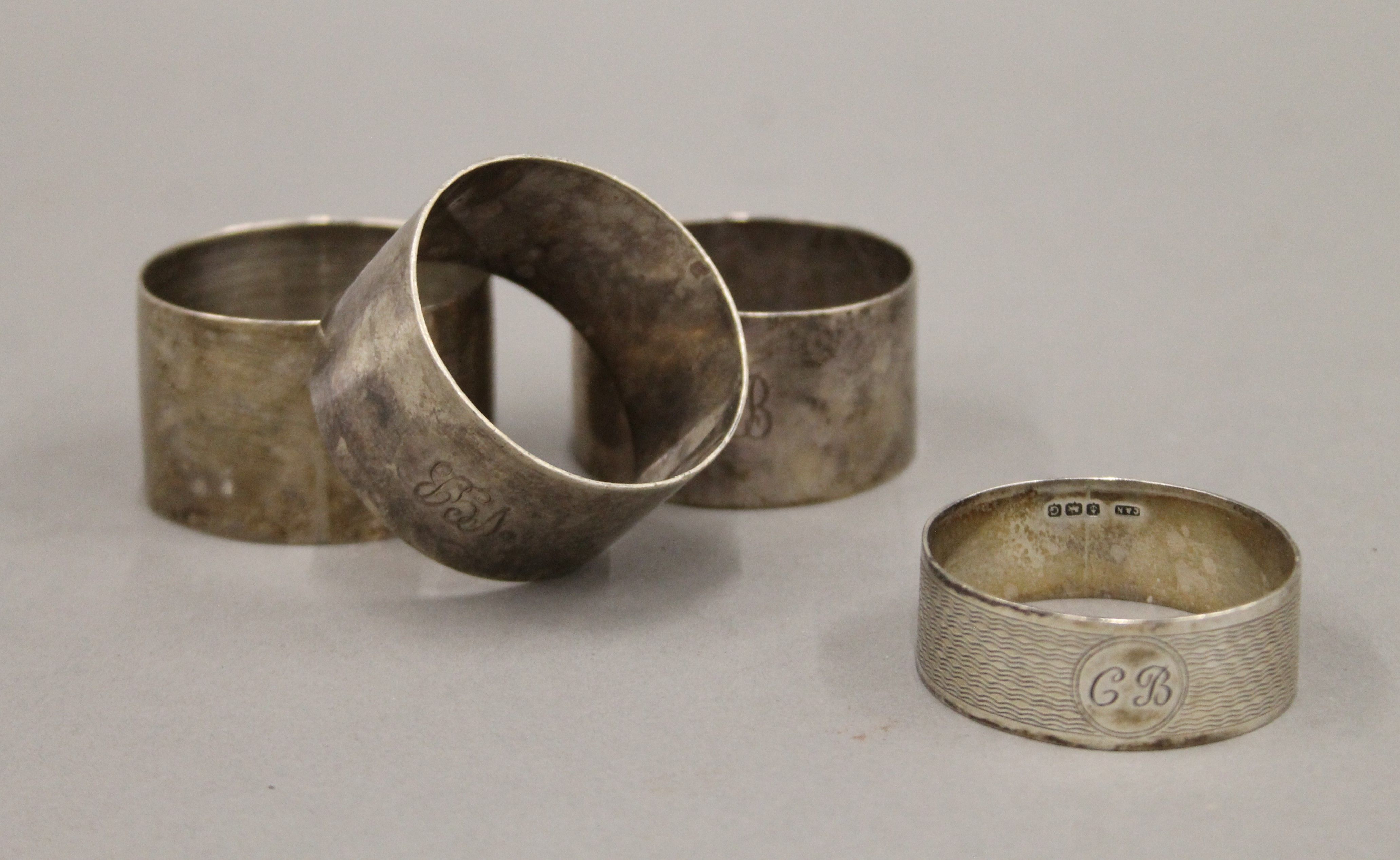 A silver cream jug, napkin rings and two salts. The former 12.5 cm long. 198.9 grammes. - Image 2 of 5