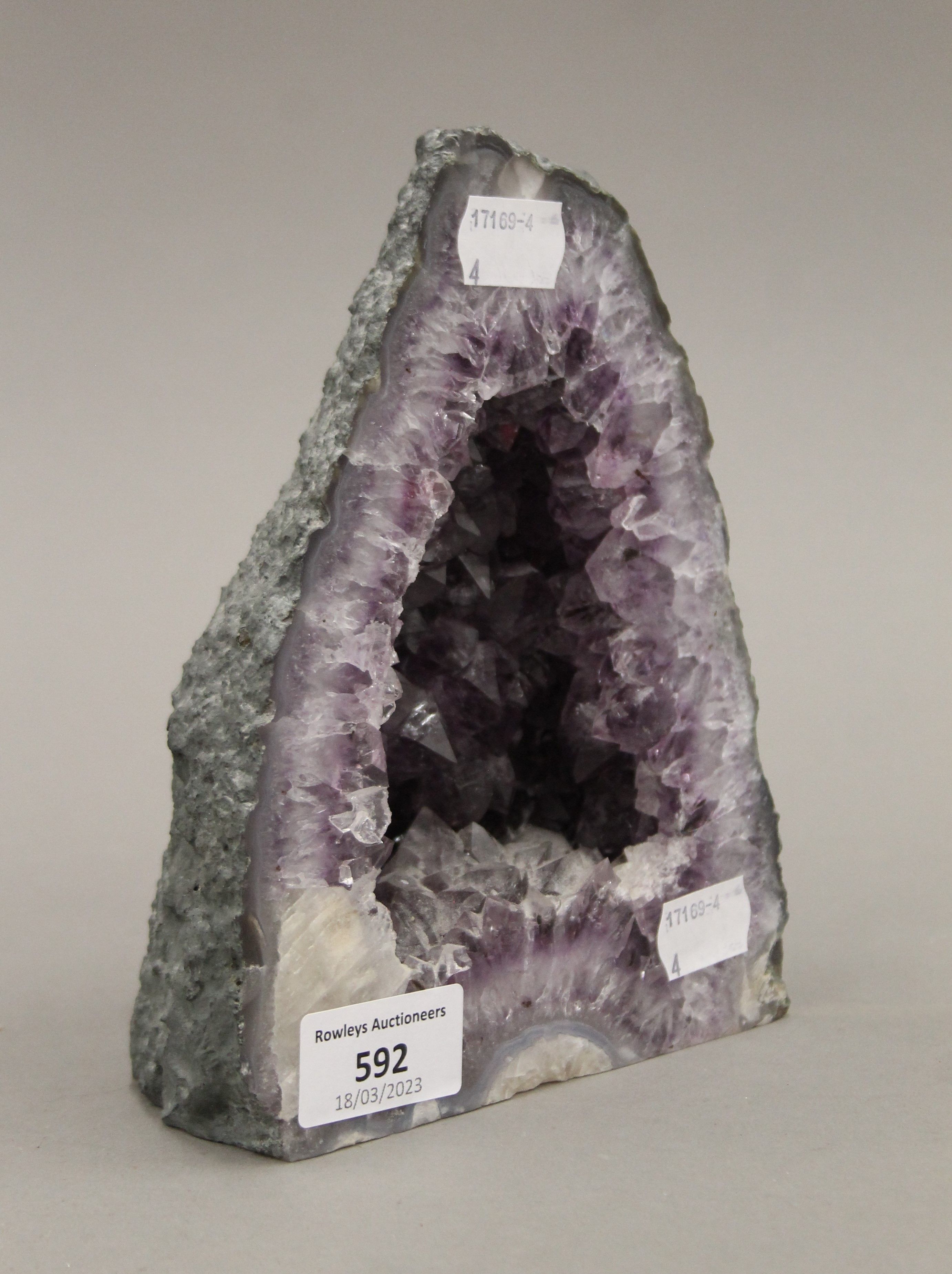 An amethyst geode. 18.5 cm high. - Image 2 of 8