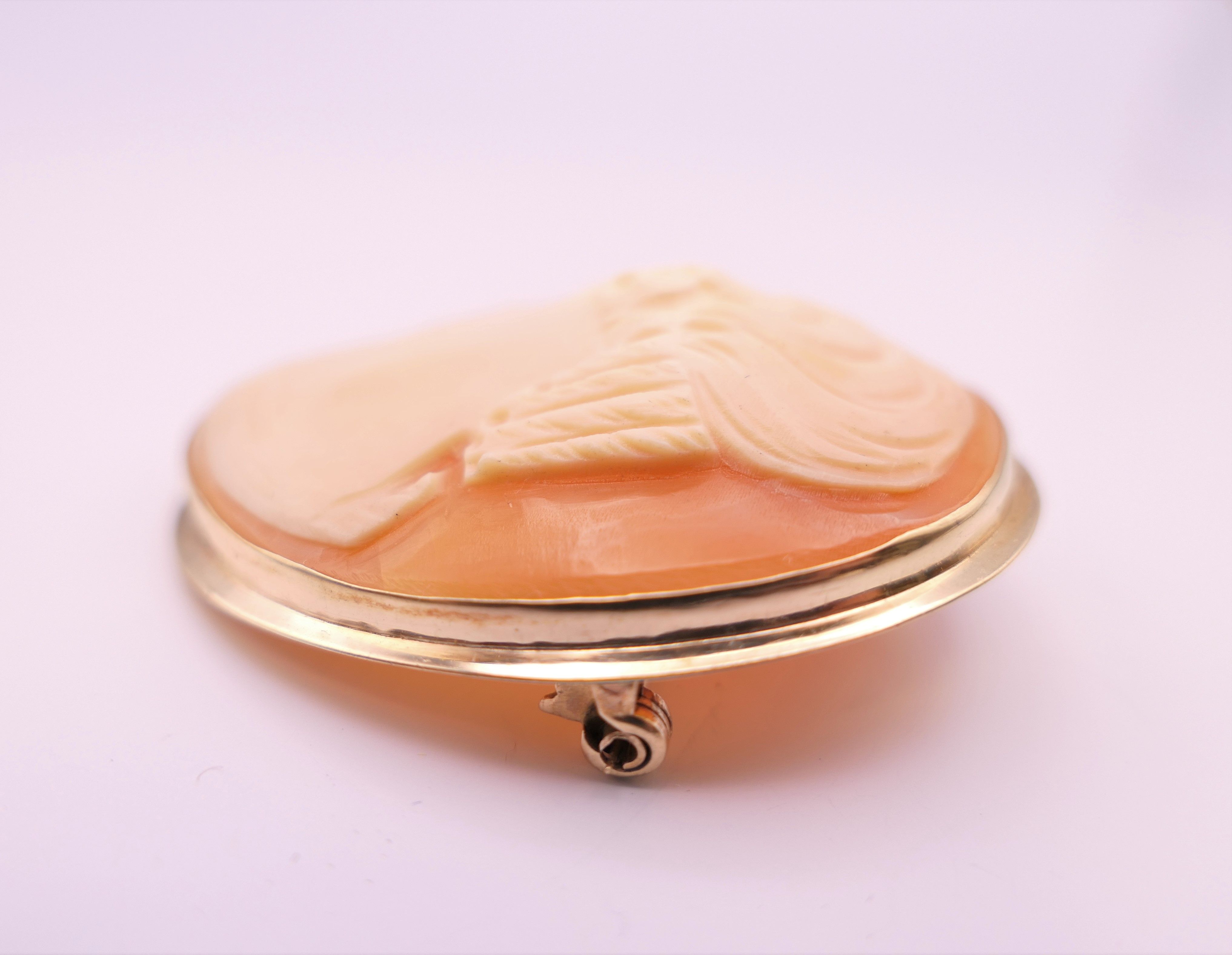 A vintage 9 ct gold cameo pendant/brooch. 4 cm high. - Image 4 of 5