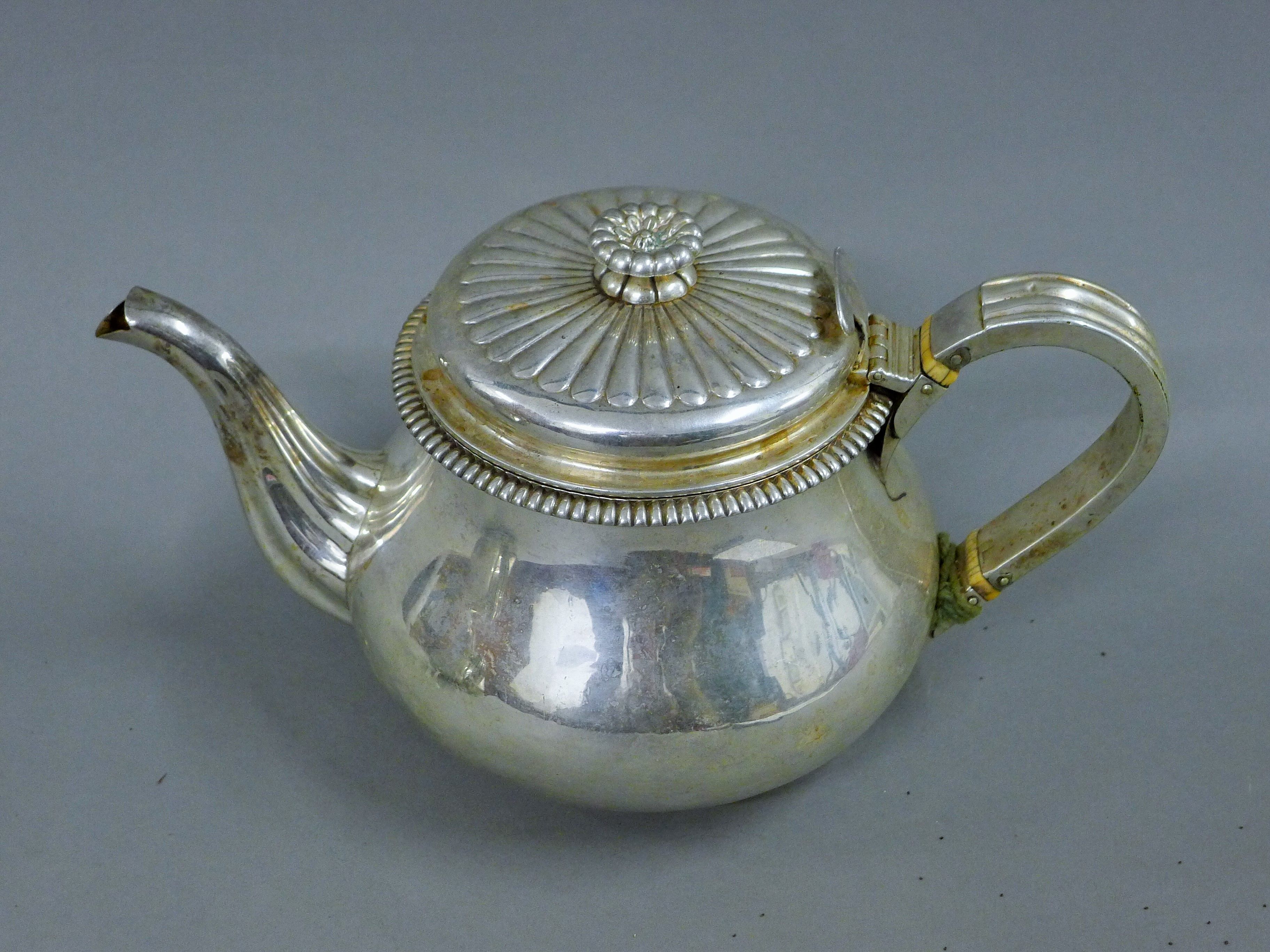 A pair of Georgian silver teapots. 13 cm high. 37.2 troy ounces. - Image 3 of 5