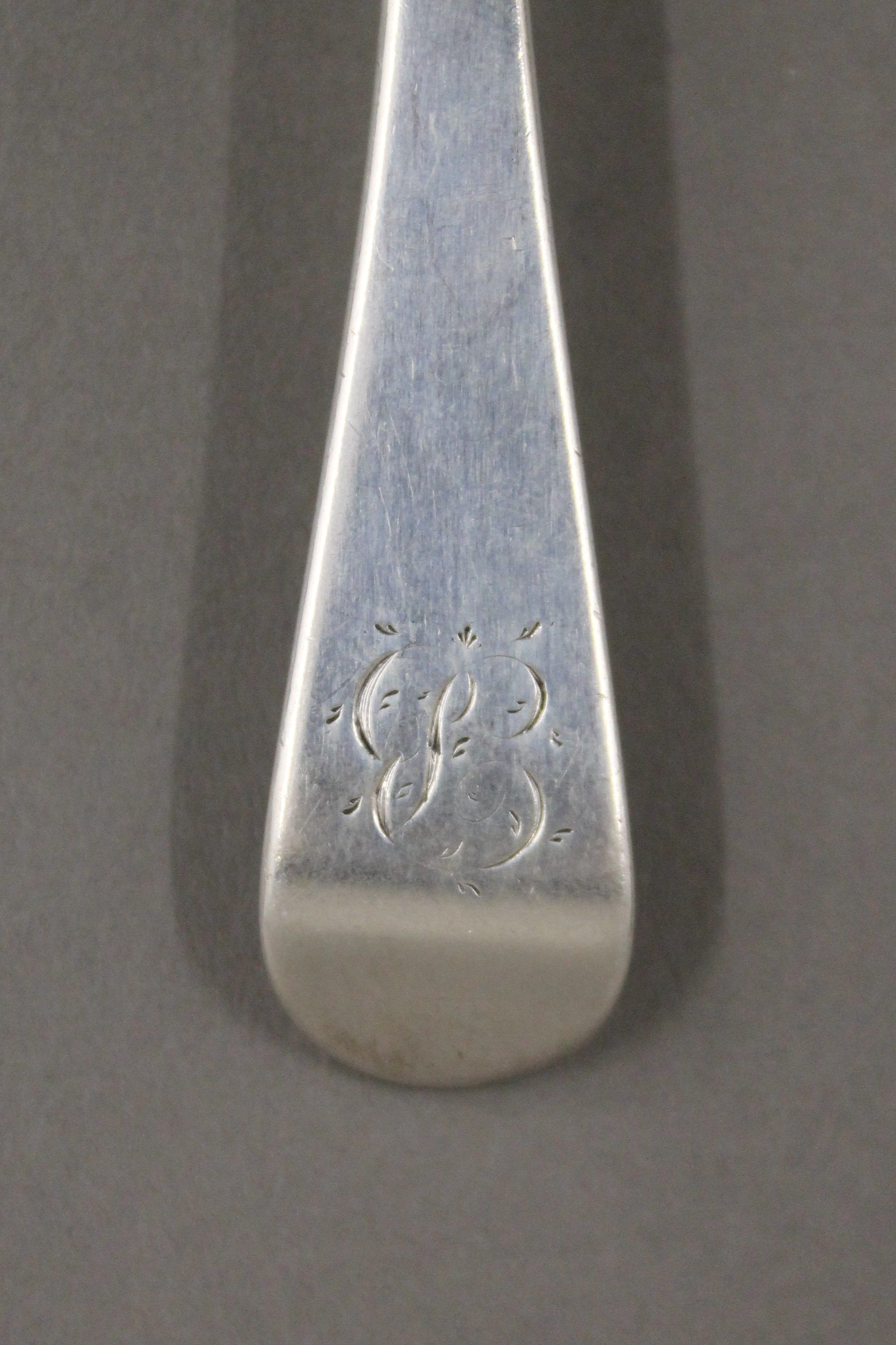 Six Old English pattern silver teaspoons, hallmarked for London. 102.5 grammes. - Image 4 of 6