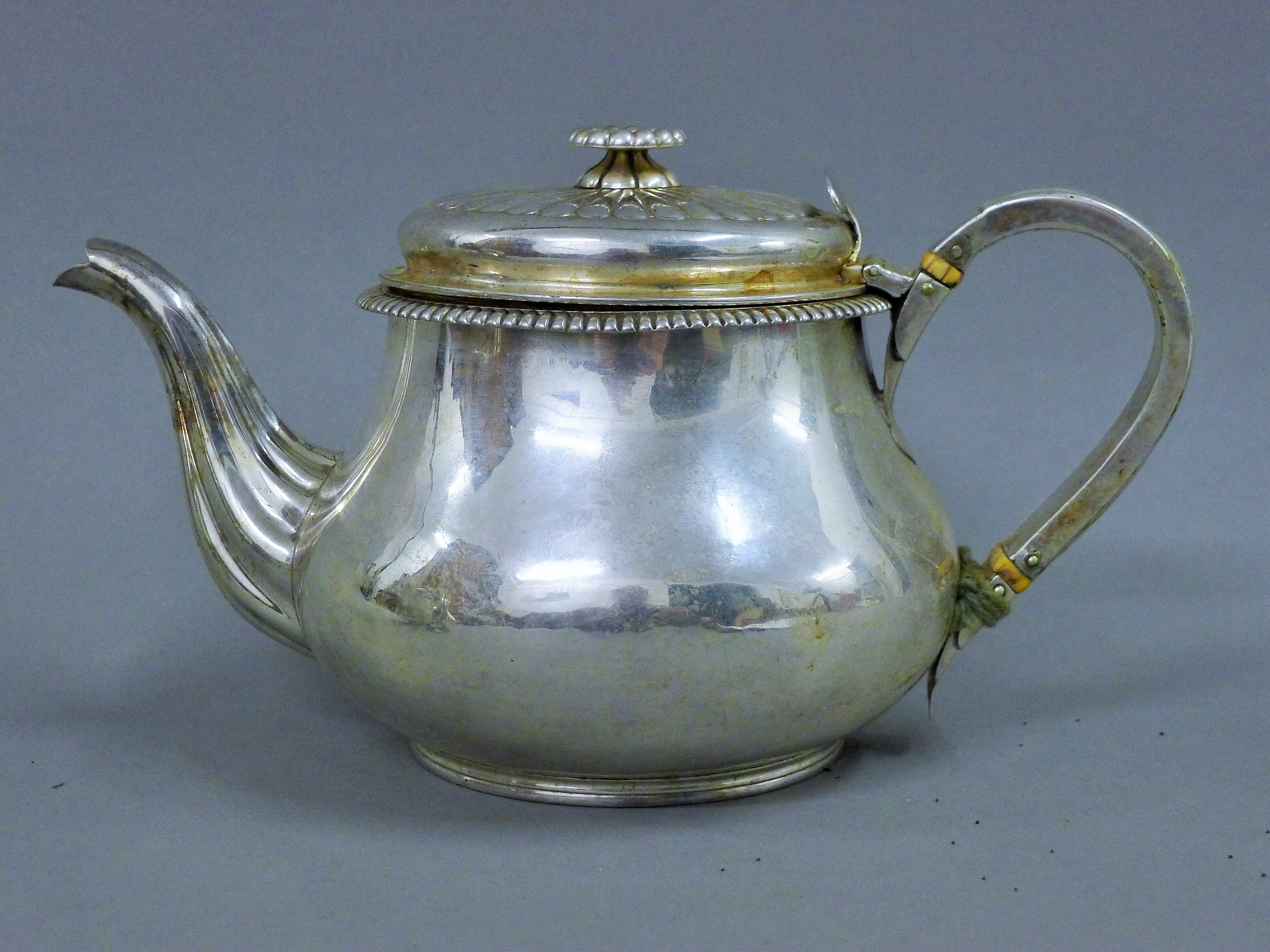 A pair of Georgian silver teapots. 13 cm high. 37.2 troy ounces. - Image 2 of 5