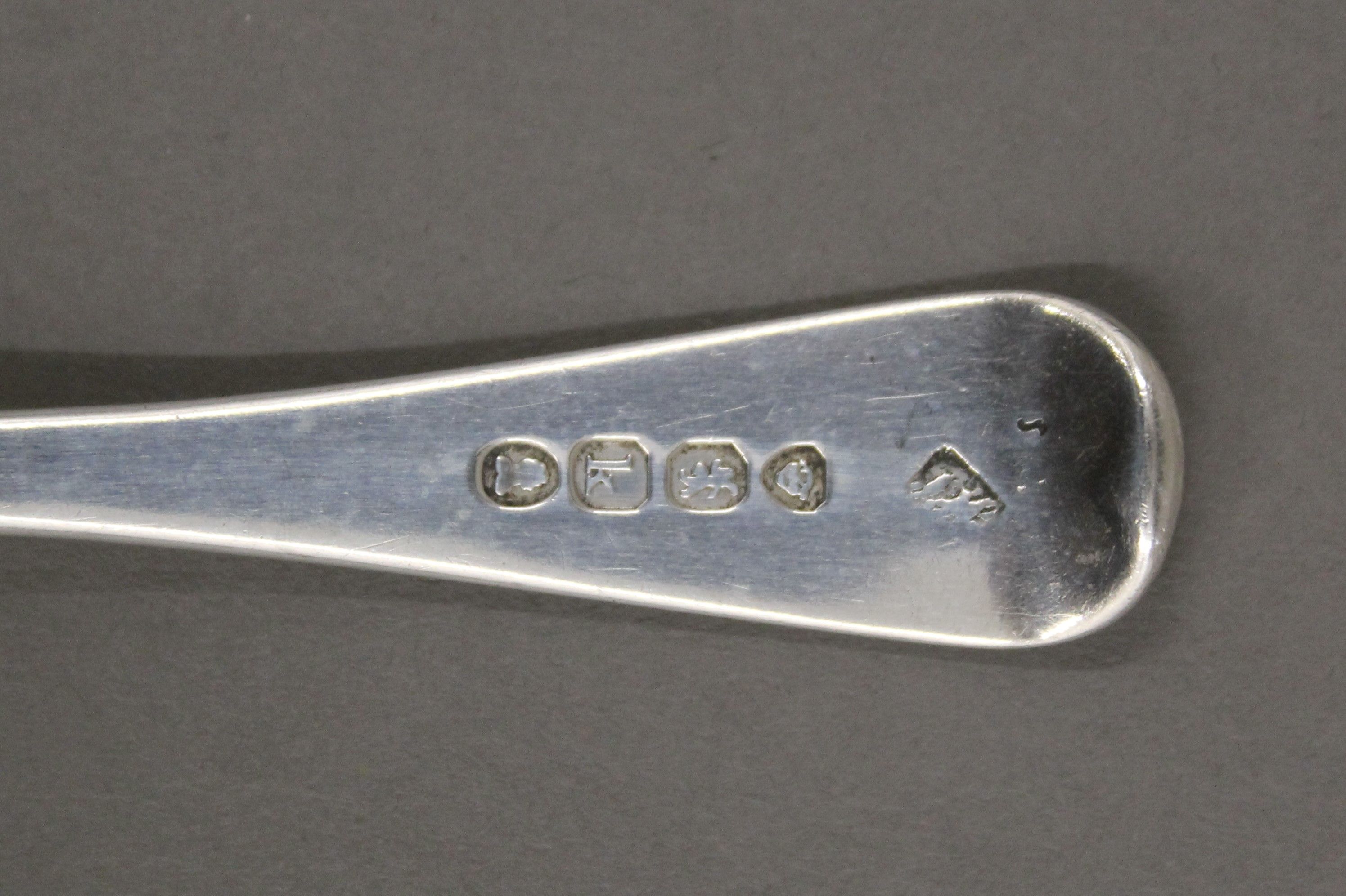 Six Old English pattern silver teaspoons, hallmarked for London. 102.5 grammes. - Image 6 of 6