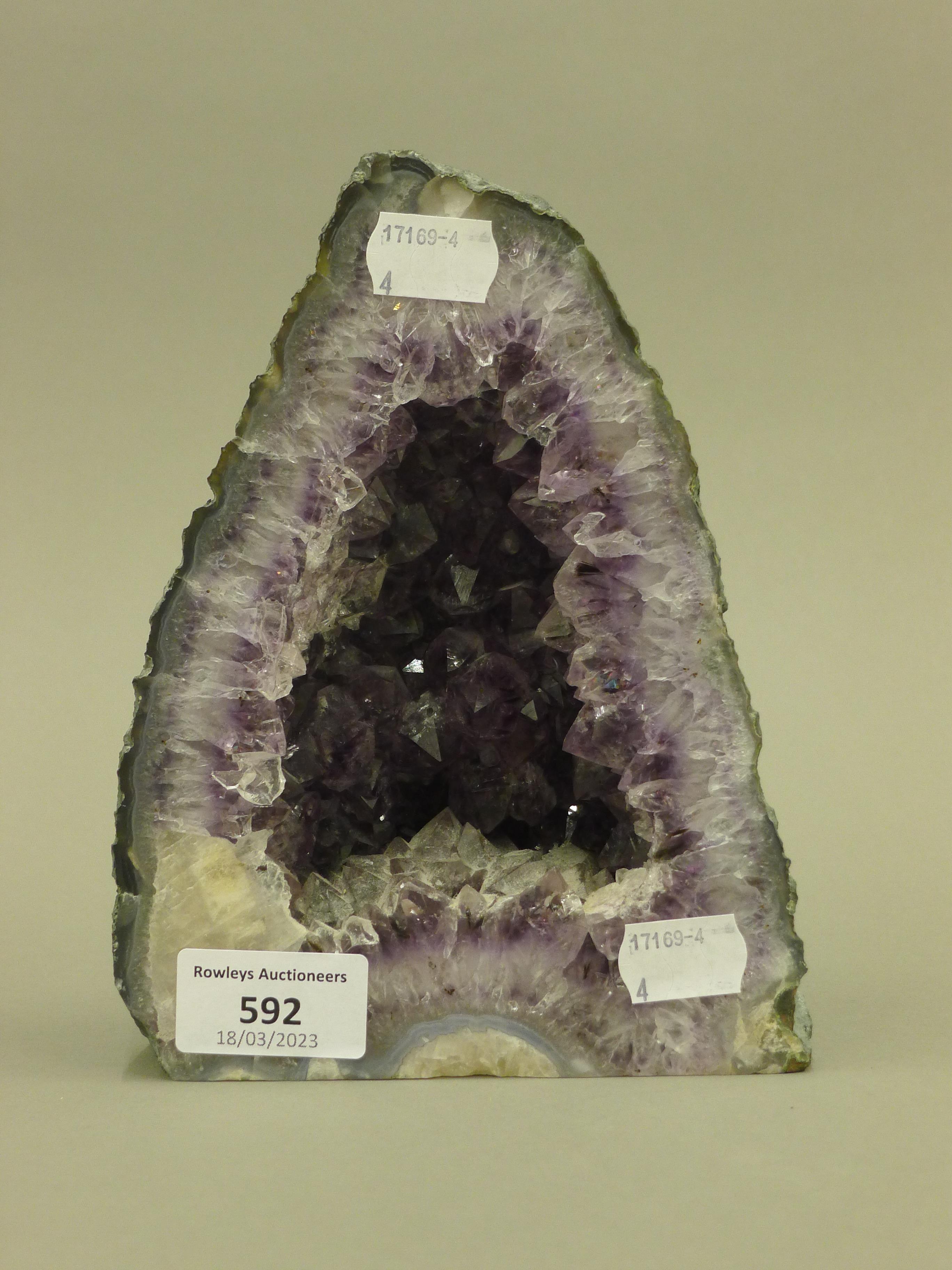 An amethyst geode. 18.5 cm high. - Image 4 of 8