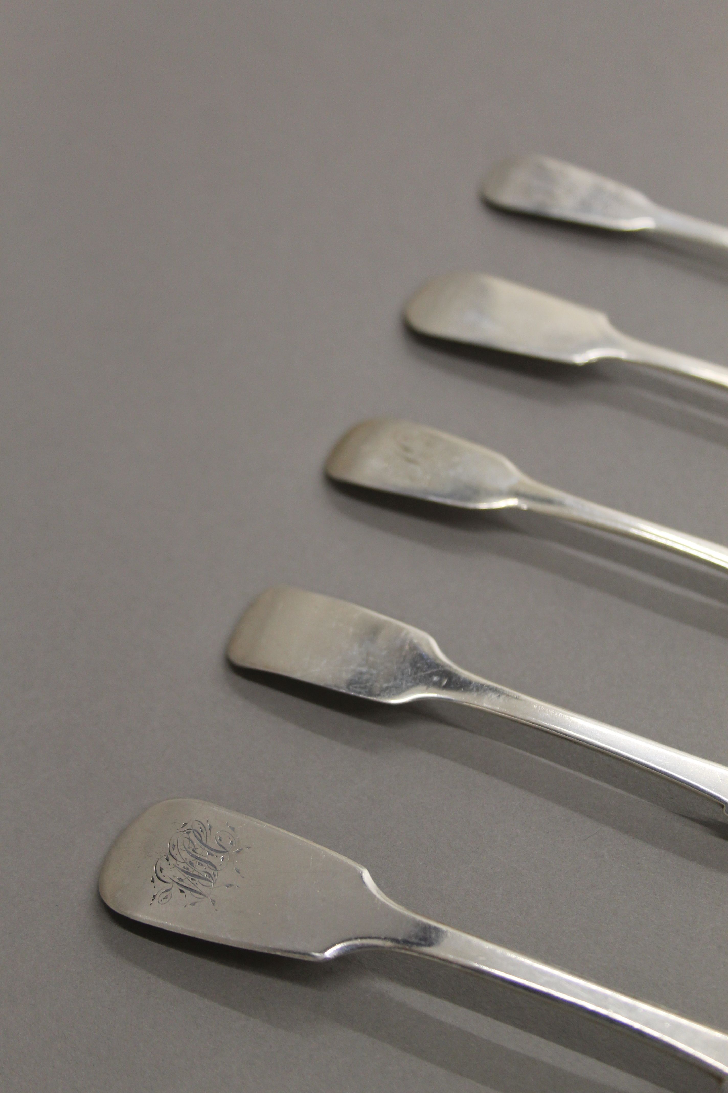 Four Fiddle Pattern silver teaspoons and a dessert spoon, hallmarked for Exeter. 110 cm grammes. - Image 2 of 6