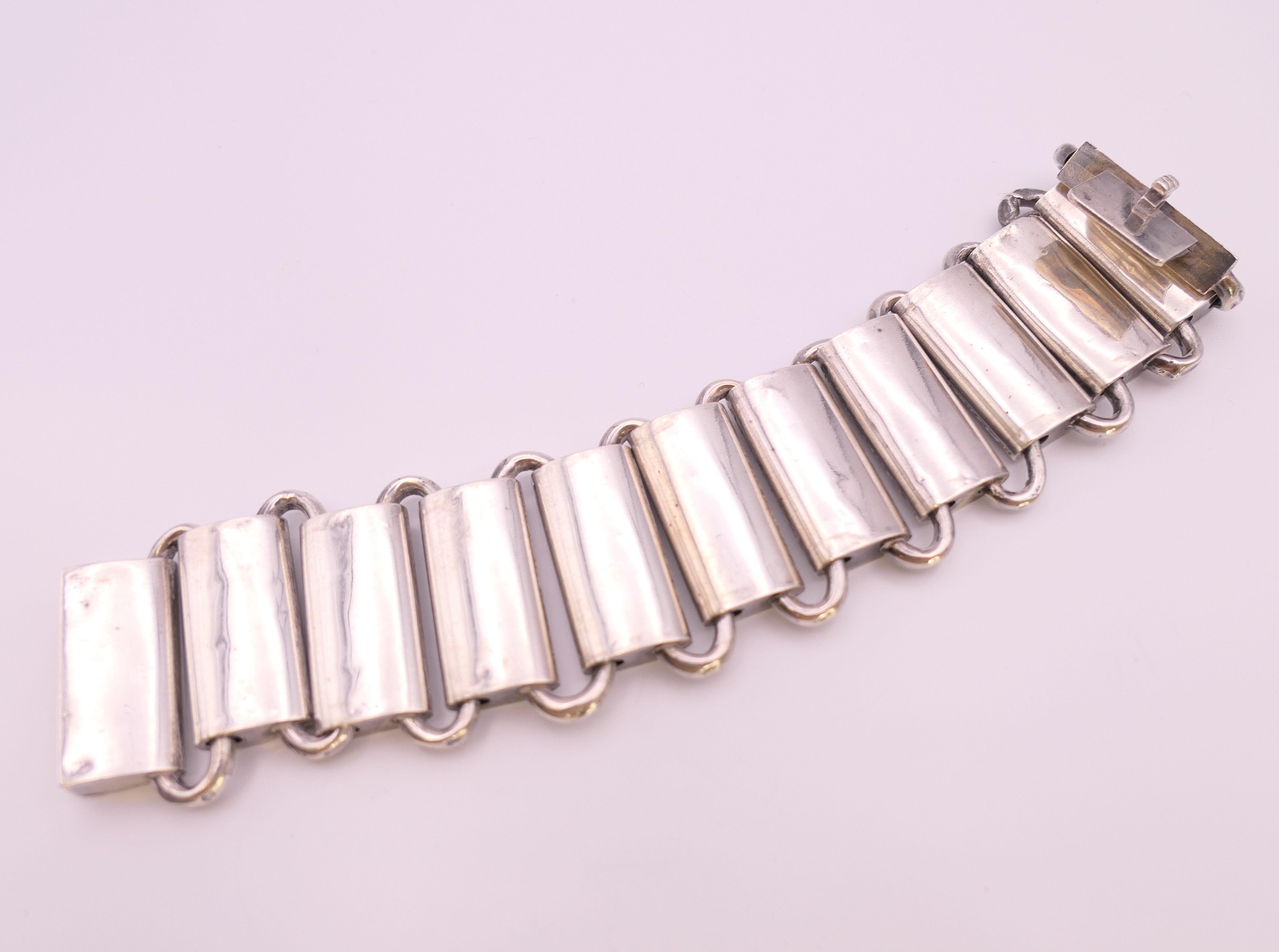 A large Victorian silver bracelet. 18.5 cm long. 72.9 grammes. - Image 2 of 4