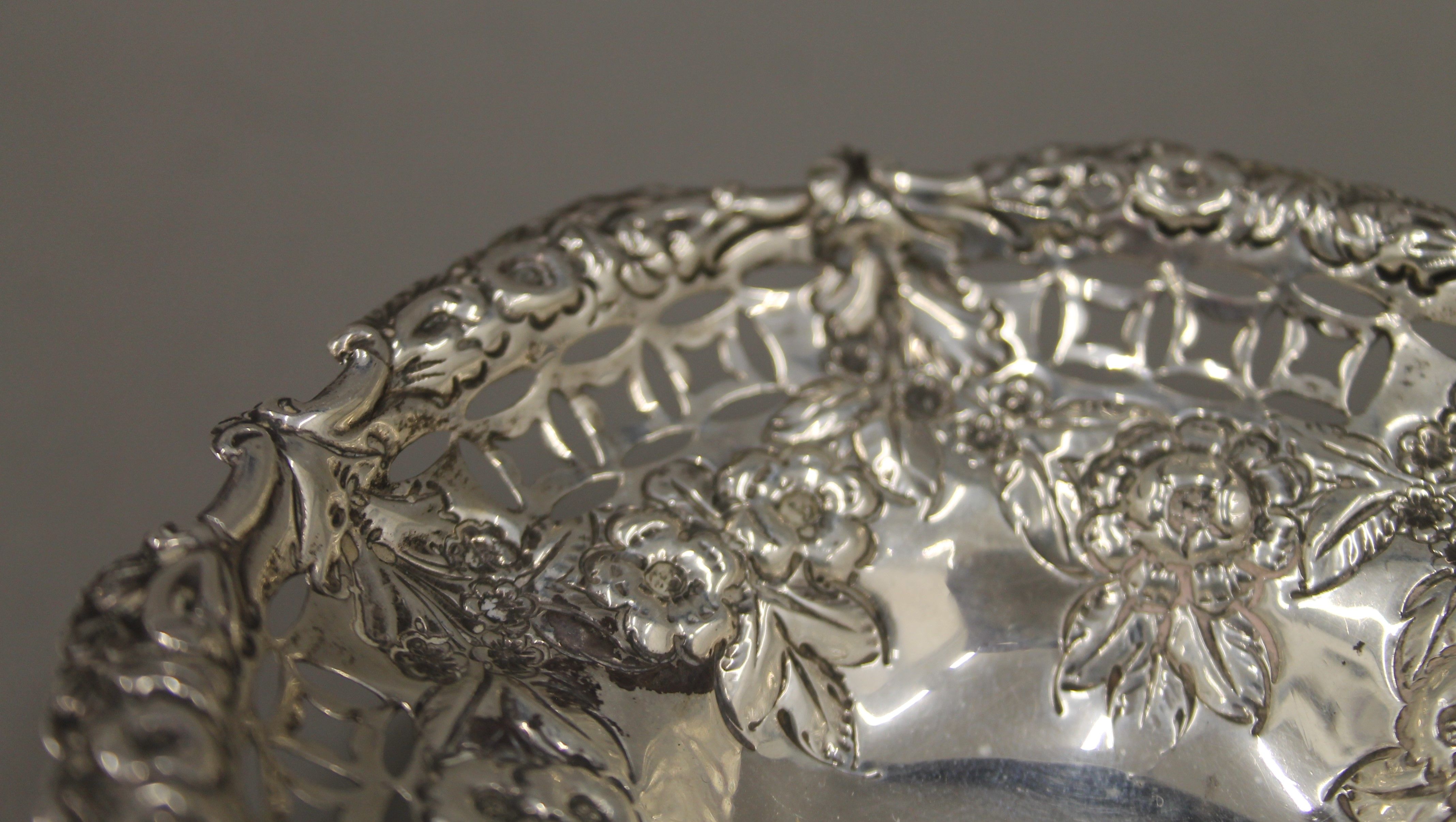 A silver bon bon dish, hallmarked Birmingham 1893. 11 cm diameter. 45.4 grammes. - Image 3 of 4