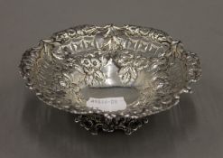 A silver bon bon dish, hallmarked Birmingham 1893. 11 cm diameter. 45.4 grammes.