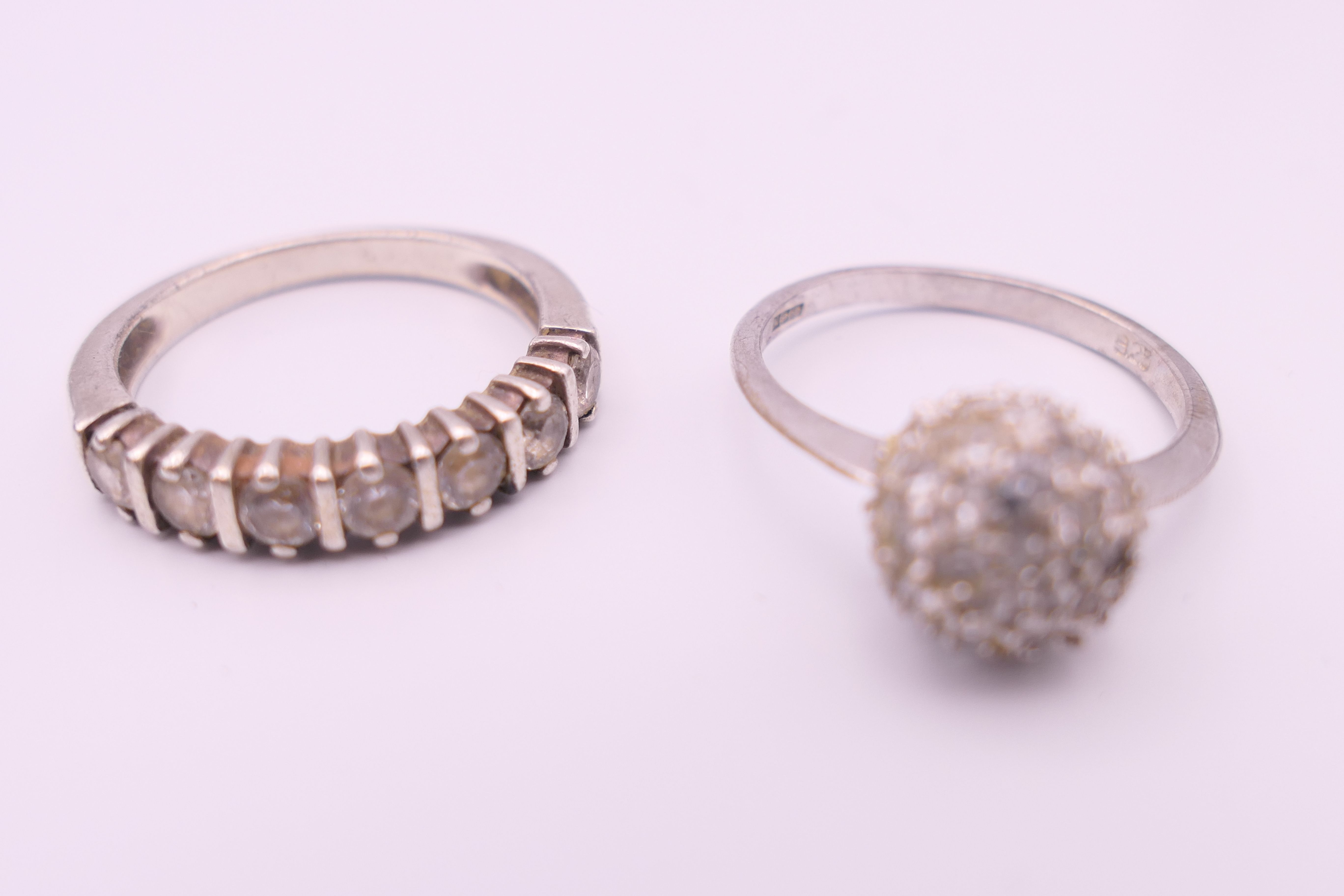 A quantity of silver rings. 56.8 grammes total weight. - Image 4 of 7