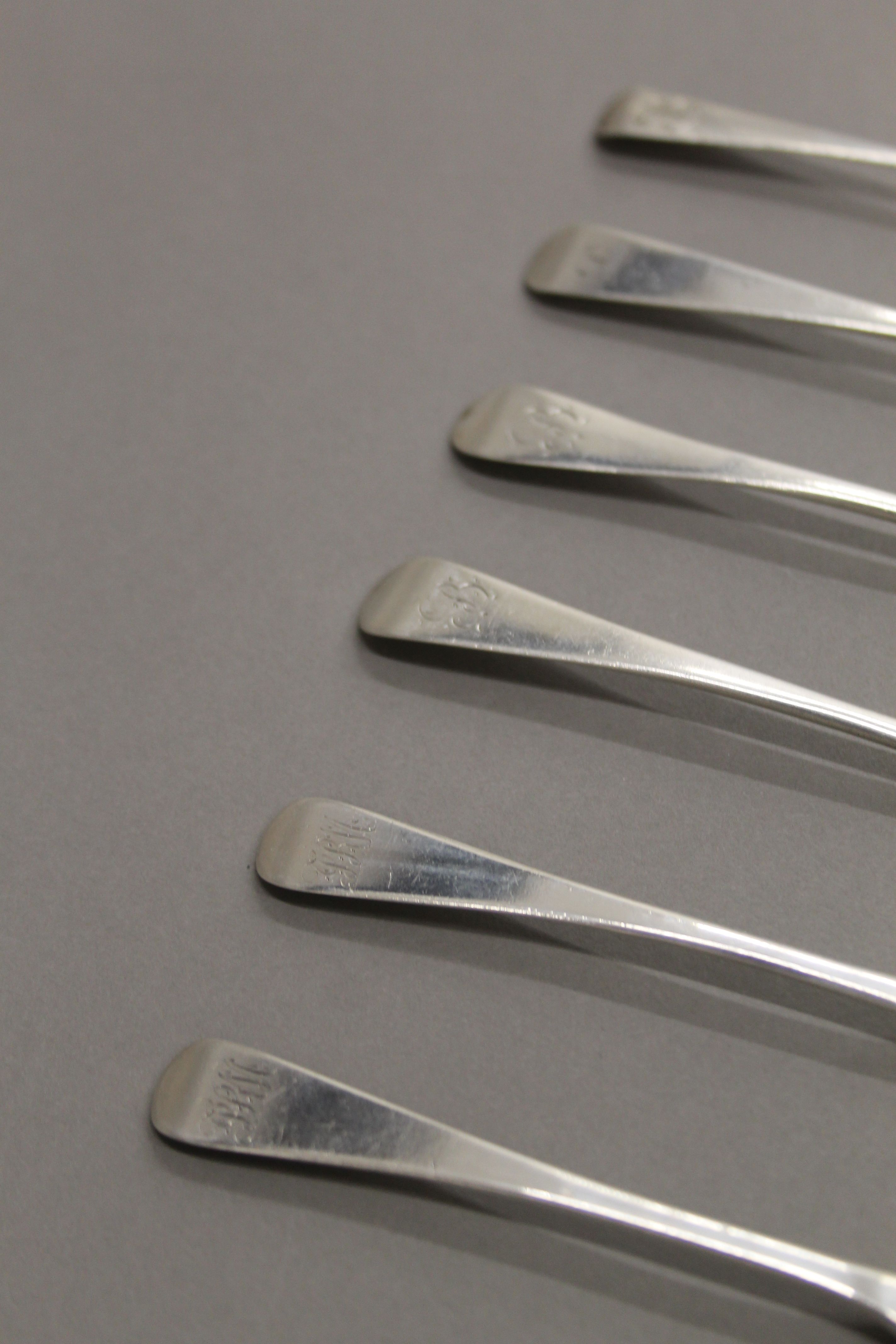 Six Old English pattern silver teaspoons, hallmarked for London. 102.5 grammes. - Image 2 of 6