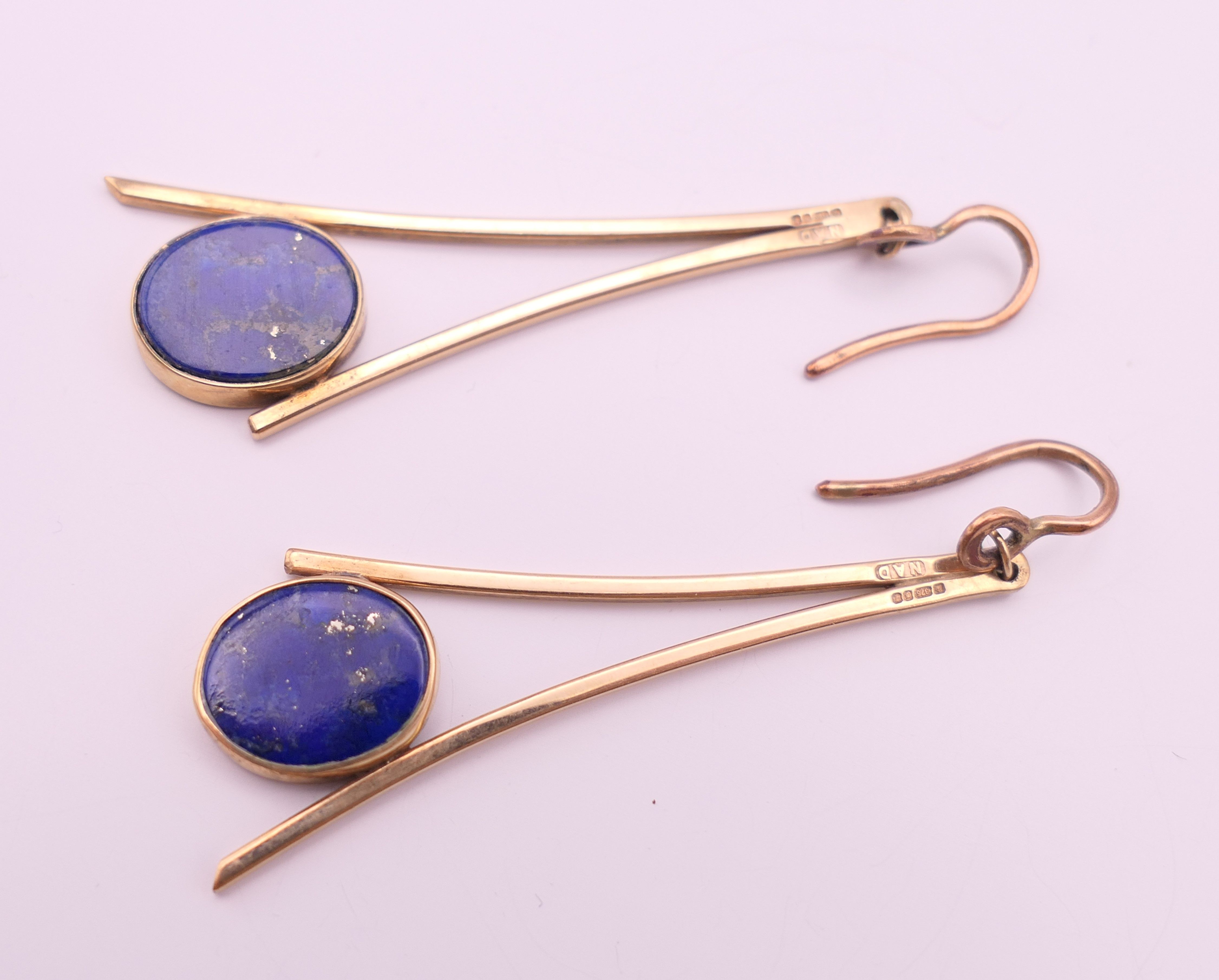 A pair of 9 ct gold and lapis drop earrings. 4.5 cm high. 5.9 grammes total weight. - Image 2 of 7